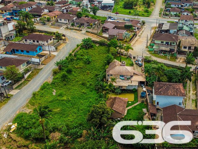 TERRENO DE ESQUINA NO BAIRRO BOEHMERWALD, PERFEITO PARA PROJETOS AMBICIOSOS!
Apresentamos uma oportunidade singular no bairro Boehmerwald: um terreno de esquina com 1.267m², plano e regular, pronto para acolher seus projetos mais ambiciosos. Este espaço é ideal para quem busca investir em um projeto comercial ou residencial de grande porte.
Ele oferece espaço de sobra para a realização de uma variedade de projetos. Seja para construir um complexo residencial ou um centro comercial, este terreno é o cenário perfeito para transformar suas ideias em realidade. Sua configuração plana e regular facilita o desenvolvimento de qualquer tipo de construção.
Localizado no bairro Boehmerwald, este terreno está em uma área de grande potencial. A região oferece uma infraestrutura completa, com fácil acesso a serviços essenciais, tornando-a ideal tanto para empreendimentos comerciais quanto residenciais.
Na 636 Negócios Imobiliários, temos o compromisso de oferecer as melhores oportunidades de investimento imobiliário. Com mais de 30 anos de experiência, nossa equipe está pronta para ajudá-lo a aproveitar esta oportunidade no bairro Boehmerwald.
Para mais informações, entre em contato conosco pelo telefone (47) 3451-0636 ou WhatsApp (47) 99190-0636. Estamos à disposição para ajudá-lo a realizar um investimento seguro e promissor!