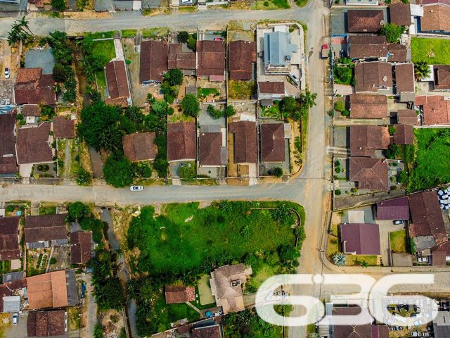 TERRENO DE ESQUINA NO BAIRRO BOEHMERWALD, PERFEITO PARA PROJETOS AMBICIOSOS!
Apresentamos uma oportunidade singular no bairro Boehmerwald: um terreno de esquina com 1.267m², plano e regular, pronto para acolher seus projetos mais ambiciosos. Este espaço é ideal para quem busca investir em um projeto comercial ou residencial de grande porte.
Ele oferece espaço de sobra para a realização de uma variedade de projetos. Seja para construir um complexo residencial ou um centro comercial, este terreno é o cenário perfeito para transformar suas ideias em realidade. Sua configuração plana e regular facilita o desenvolvimento de qualquer tipo de construção.
Localizado no bairro Boehmerwald, este terreno está em uma área de grande potencial. A região oferece uma infraestrutura completa, com fácil acesso a serviços essenciais, tornando-a ideal tanto para empreendimentos comerciais quanto residenciais.
Na 636 Negócios Imobiliários, temos o compromisso de oferecer as melhores oportunidades de investimento imobiliário. Com mais de 30 anos de experiência, nossa equipe está pronta para ajudá-lo a aproveitar esta oportunidade no bairro Boehmerwald.
Para mais informações, entre em contato conosco pelo telefone (47) 3451-0636 ou WhatsApp (47) 99190-0636. Estamos à disposição para ajudá-lo a realizar um investimento seguro e promissor!