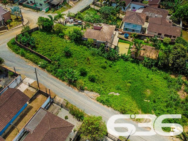 TERRENO DE ESQUINA NO BAIRRO BOEHMERWALD, PERFEITO PARA PROJETOS AMBICIOSOS!
Apresentamos uma oportunidade singular no bairro Boehmerwald: um terreno de esquina com 1.267m², plano e regular, pronto para acolher seus projetos mais ambiciosos. Este espaço é ideal para quem busca investir em um projeto comercial ou residencial de grande porte.
Ele oferece espaço de sobra para a realização de uma variedade de projetos. Seja para construir um complexo residencial ou um centro comercial, este terreno é o cenário perfeito para transformar suas ideias em realidade. Sua configuração plana e regular facilita o desenvolvimento de qualquer tipo de construção.
Localizado no bairro Boehmerwald, este terreno está em uma área de grande potencial. A região oferece uma infraestrutura completa, com fácil acesso a serviços essenciais, tornando-a ideal tanto para empreendimentos comerciais quanto residenciais.
Na 636 Negócios Imobiliários, temos o compromisso de oferecer as melhores oportunidades de investimento imobiliário. Com mais de 30 anos de experiência, nossa equipe está pronta para ajudá-lo a aproveitar esta oportunidade no bairro Boehmerwald.
Para mais informações, entre em contato conosco pelo telefone (47) 3451-0636 ou WhatsApp (47) 99190-0636. Estamos à disposição para ajudá-lo a realizar um investimento seguro e promissor!