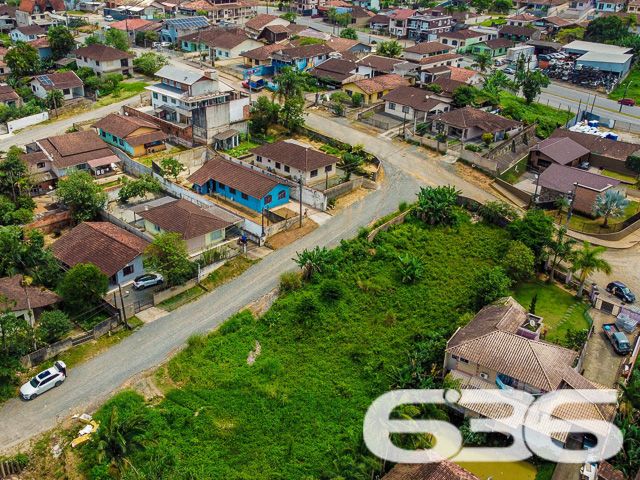 TERRENO DE ESQUINA NO BAIRRO BOEHMERWALD, PERFEITO PARA PROJETOS AMBICIOSOS!
Apresentamos uma oportunidade singular no bairro Boehmerwald: um terreno de esquina com 1.267m², plano e regular, pronto para acolher seus projetos mais ambiciosos. Este espaço é ideal para quem busca investir em um projeto comercial ou residencial de grande porte.
Ele oferece espaço de sobra para a realização de uma variedade de projetos. Seja para construir um complexo residencial ou um centro comercial, este terreno é o cenário perfeito para transformar suas ideias em realidade. Sua configuração plana e regular facilita o desenvolvimento de qualquer tipo de construção.
Localizado no bairro Boehmerwald, este terreno está em uma área de grande potencial. A região oferece uma infraestrutura completa, com fácil acesso a serviços essenciais, tornando-a ideal tanto para empreendimentos comerciais quanto residenciais.
Na 636 Negócios Imobiliários, temos o compromisso de oferecer as melhores oportunidades de investimento imobiliário. Com mais de 30 anos de experiência, nossa equipe está pronta para ajudá-lo a aproveitar esta oportunidade no bairro Boehmerwald.
Para mais informações, entre em contato conosco pelo telefone (47) 3451-0636 ou WhatsApp (47) 99190-0636. Estamos à disposição para ajudá-lo a realizar um investimento seguro e promissor!