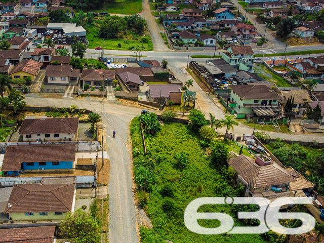 TERRENO DE ESQUINA NO BAIRRO BOEHMERWALD, PERFEITO PARA PROJETOS AMBICIOSOS!
Apresentamos uma oportunidade singular no bairro Boehmerwald: um terreno de esquina com 1.267m², plano e regular, pronto para acolher seus projetos mais ambiciosos. Este espaço é ideal para quem busca investir em um projeto comercial ou residencial de grande porte.
Ele oferece espaço de sobra para a realização de uma variedade de projetos. Seja para construir um complexo residencial ou um centro comercial, este terreno é o cenário perfeito para transformar suas ideias em realidade. Sua configuração plana e regular facilita o desenvolvimento de qualquer tipo de construção.
Localizado no bairro Boehmerwald, este terreno está em uma área de grande potencial. A região oferece uma infraestrutura completa, com fácil acesso a serviços essenciais, tornando-a ideal tanto para empreendimentos comerciais quanto residenciais.
Na 636 Negócios Imobiliários, temos o compromisso de oferecer as melhores oportunidades de investimento imobiliário. Com mais de 30 anos de experiência, nossa equipe está pronta para ajudá-lo a aproveitar esta oportunidade no bairro Boehmerwald.
Para mais informações, entre em contato conosco pelo telefone (47) 3451-0636 ou WhatsApp (47) 99190-0636. Estamos à disposição para ajudá-lo a realizar um investimento seguro e promissor!
