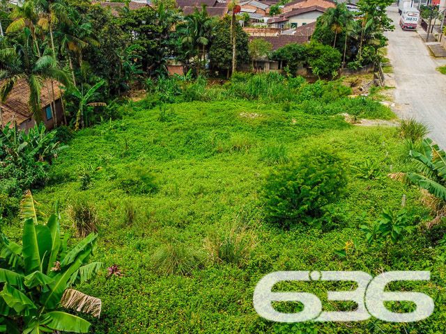 TERRENO DE ESQUINA NO BAIRRO BOEHMERWALD, PERFEITO PARA PROJETOS AMBICIOSOS!
Apresentamos uma oportunidade singular no bairro Boehmerwald: um terreno de esquina com 1.267m², plano e regular, pronto para acolher seus projetos mais ambiciosos. Este espaço é ideal para quem busca investir em um projeto comercial ou residencial de grande porte.
Ele oferece espaço de sobra para a realização de uma variedade de projetos. Seja para construir um complexo residencial ou um centro comercial, este terreno é o cenário perfeito para transformar suas ideias em realidade. Sua configuração plana e regular facilita o desenvolvimento de qualquer tipo de construção.
Localizado no bairro Boehmerwald, este terreno está em uma área de grande potencial. A região oferece uma infraestrutura completa, com fácil acesso a serviços essenciais, tornando-a ideal tanto para empreendimentos comerciais quanto residenciais.
Na 636 Negócios Imobiliários, temos o compromisso de oferecer as melhores oportunidades de investimento imobiliário. Com mais de 30 anos de experiência, nossa equipe está pronta para ajudá-lo a aproveitar esta oportunidade no bairro Boehmerwald.
Para mais informações, entre em contato conosco pelo telefone (47) 3451-0636 ou WhatsApp (47) 99190-0636. Estamos à disposição para ajudá-lo a realizar um investimento seguro e promissor!