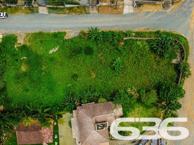 TERRENO DE ESQUINA NO BAIRRO BOEHMERWALD, PERFEITO PARA PROJETOS AMBICIOSOS!
Apresentamos uma oportunidade singular no bairro Boehmerwald: um terreno de esquina com 1.267m², plano e regular, pronto para acolher seus projetos mais ambiciosos. Este espaço é ideal para quem busca investir em um projeto comercial ou residencial de grande porte.
Ele oferece espaço de sobra para a realização de uma variedade de projetos. Seja para construir um complexo residencial ou um centro comercial, este terreno é o cenário perfeito para transformar suas ideias em realidade. Sua configuração plana e regular facilita o desenvolvimento de qualquer tipo de construção.
Localizado no bairro Boehmerwald, este terreno está em uma área de grande potencial. A região oferece uma infraestrutura completa, com fácil acesso a serviços essenciais, tornando-a ideal tanto para empreendimentos comerciais quanto residenciais.
Na 636 Negócios Imobiliários, temos o compromisso de oferecer as melhores oportunidades de investimento imobiliário. Com mais de 30 anos de experiência, nossa equipe está pronta para ajudá-lo a aproveitar esta oportunidade no bairro Boehmerwald.
Para mais informações, entre em contato conosco pelo telefone (47) 3451-0636 ou WhatsApp (47) 99190-0636. Estamos à disposição para ajudá-lo a realizar um investimento seguro e promissor!