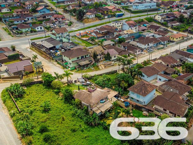 TERRENO DE ESQUINA NO BAIRRO BOEHMERWALD, PERFEITO PARA PROJETOS AMBICIOSOS!
Apresentamos uma oportunidade singular no bairro Boehmerwald: um terreno de esquina com 1.267m², plano e regular, pronto para acolher seus projetos mais ambiciosos. Este espaço é ideal para quem busca investir em um projeto comercial ou residencial de grande porte.
Ele oferece espaço de sobra para a realização de uma variedade de projetos. Seja para construir um complexo residencial ou um centro comercial, este terreno é o cenário perfeito para transformar suas ideias em realidade. Sua configuração plana e regular facilita o desenvolvimento de qualquer tipo de construção.
Localizado no bairro Boehmerwald, este terreno está em uma área de grande potencial. A região oferece uma infraestrutura completa, com fácil acesso a serviços essenciais, tornando-a ideal tanto para empreendimentos comerciais quanto residenciais.
Na 636 Negócios Imobiliários, temos o compromisso de oferecer as melhores oportunidades de investimento imobiliário. Com mais de 30 anos de experiência, nossa equipe está pronta para ajudá-lo a aproveitar esta oportunidade no bairro Boehmerwald.
Para mais informações, entre em contato conosco pelo telefone (47) 3451-0636 ou WhatsApp (47) 99190-0636. Estamos à disposição para ajudá-lo a realizar um investimento seguro e promissor!