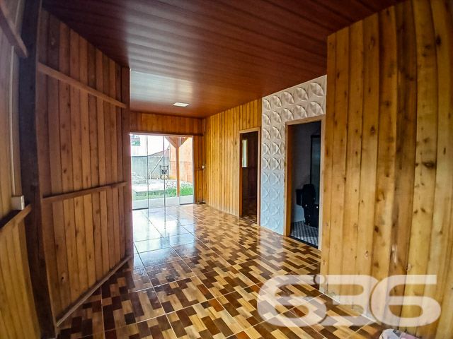 Descubra o potencial desta acolhedora residência padrão térreo, situada no tranquilo bairro de Jarivatuba, em Joinville/SC. Apresentando um design charmoso em madeira, esta casa oferece a combinação perfeita entre conforto e praticidade, estando pronta para receber os últimos toques de acabamento conforme o seu gosto.

Características principais:

Área construída de 27 m² em um terreno de 214,56 m² com dimensões generosas, proporcionando um amplo espaço externo para atividades ao ar livre e projetos futuros.
A residência é composta por dois aconchegantes dormitórios, ideal para famílias ou para quem deseja ter um espaço extra para visitas.
Sala de estar e jantar integradas com a cozinha, criando um ambiente fluído e convidativo para o convívio familiar.
Cinco vagas descobertas de garagem, garantindo facilidade e comodidade para estacionar veículos familiares ou de visitantes.

Localização estratégica:

Situada a poucos metros de um posto de saúde, a residência garante acesso fácil a serviços essenciais para o seu bem-estar.
A localização é excelente, próxima a vias de acesso, transporte público, escolas e outros serviços públicos essenciais, promovendo uma vida cotidiana prática e sem complicações.

Vantagens adicionais:

Imóvel novo e pronto para ser personalizado ao seu gosto.
Estrutura muito boa e bem feita, necessitando apenas de finalizações em alguns acabamentos.
Ideal para quem valoriza a privacidade e a tranquilidade, com um bom espaço de terreno cercado, perfeito para quem tem animais de estimação ou aprecia jardinagem.
Esta propriedade não apenas representa uma moradia, mas uma oportunidade de criar um lar com seu toque pessoal. Com mais de 30 anos de experiência e um histórico de excelência no mercado imobiliário, a 636 Negócios Imobiliários está pronta para ajudá-lo a fazer desta casa o seu novo endereço. Aproveite a chance de viver em um espaço que combina beleza, conforto e praticidade em um dos bairros mais cobiçados de Joinville. Aguardamos seu contato para mais informações e uma visita ao local. Venha construir sua história aqui!
 
636 NEGÓCIOS IMOBILIÁRIOS: A SUA MELHOR ESCOLHA
Com mais de 30 anos de experiência, a 636 Negócios Imobiliários é sua parceira ideal para encontrar o imóvel perfeito. Estamos prontos para ajudá-lo a fazer deste imóvel o seu novo lar.
 
Telefone: (47) 3451-0636
WhatsApp: (47) 99190-0636
 
Não perca esta oportunidade única. Visite nosso site para mais informações: i636.com.br