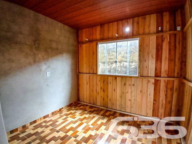 Descubra o potencial desta acolhedora residência padrão térreo, situada no tranquilo bairro de Jarivatuba, em Joinville/SC. Apresentando um design charmoso em madeira, esta casa oferece a combinação perfeita entre conforto e praticidade, estando pronta para receber os últimos toques de acabamento conforme o seu gosto.

Características principais:

Área construída de 27 m² em um terreno de 214,56 m² com dimensões generosas, proporcionando um amplo espaço externo para atividades ao ar livre e projetos futuros.
A residência é composta por dois aconchegantes dormitórios, ideal para famílias ou para quem deseja ter um espaço extra para visitas.
Sala de estar e jantar integradas com a cozinha, criando um ambiente fluído e convidativo para o convívio familiar.
Cinco vagas descobertas de garagem, garantindo facilidade e comodidade para estacionar veículos familiares ou de visitantes.

Localização estratégica:

Situada a poucos metros de um posto de saúde, a residência garante acesso fácil a serviços essenciais para o seu bem-estar.
A localização é excelente, próxima a vias de acesso, transporte público, escolas e outros serviços públicos essenciais, promovendo uma vida cotidiana prática e sem complicações.

Vantagens adicionais:

Imóvel novo e pronto para ser personalizado ao seu gosto.
Estrutura muito boa e bem feita, necessitando apenas de finalizações em alguns acabamentos.
Ideal para quem valoriza a privacidade e a tranquilidade, com um bom espaço de terreno cercado, perfeito para quem tem animais de estimação ou aprecia jardinagem.
Esta propriedade não apenas representa uma moradia, mas uma oportunidade de criar um lar com seu toque pessoal. Com mais de 30 anos de experiência e um histórico de excelência no mercado imobiliário, a 636 Negócios Imobiliários está pronta para ajudá-lo a fazer desta casa o seu novo endereço. Aproveite a chance de viver em um espaço que combina beleza, conforto e praticidade em um dos bairros mais cobiçados de Joinville. Aguardamos seu contato para mais informações e uma visita ao local. Venha construir sua história aqui!
 
636 NEGÓCIOS IMOBILIÁRIOS: A SUA MELHOR ESCOLHA
Com mais de 30 anos de experiência, a 636 Negócios Imobiliários é sua parceira ideal para encontrar o imóvel perfeito. Estamos prontos para ajudá-lo a fazer deste imóvel o seu novo lar.
 
Telefone: (47) 3451-0636
WhatsApp: (47) 99190-0636
 
Não perca esta oportunidade única. Visite nosso site para mais informações: i636.com.br