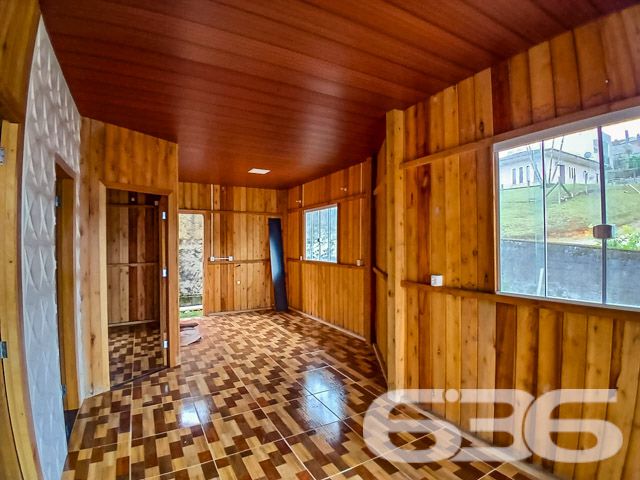 Descubra o potencial desta acolhedora residência padrão térreo, situada no tranquilo bairro de Jarivatuba, em Joinville/SC. Apresentando um design charmoso em madeira, esta casa oferece a combinação perfeita entre conforto e praticidade, estando pronta para receber os últimos toques de acabamento conforme o seu gosto.

Características principais:

Área construída de 27 m² em um terreno de 214,56 m² com dimensões generosas, proporcionando um amplo espaço externo para atividades ao ar livre e projetos futuros.
A residência é composta por dois aconchegantes dormitórios, ideal para famílias ou para quem deseja ter um espaço extra para visitas.
Sala de estar e jantar integradas com a cozinha, criando um ambiente fluído e convidativo para o convívio familiar.
Cinco vagas descobertas de garagem, garantindo facilidade e comodidade para estacionar veículos familiares ou de visitantes.

Localização estratégica:

Situada a poucos metros de um posto de saúde, a residência garante acesso fácil a serviços essenciais para o seu bem-estar.
A localização é excelente, próxima a vias de acesso, transporte público, escolas e outros serviços públicos essenciais, promovendo uma vida cotidiana prática e sem complicações.

Vantagens adicionais:

Imóvel novo e pronto para ser personalizado ao seu gosto.
Estrutura muito boa e bem feita, necessitando apenas de finalizações em alguns acabamentos.
Ideal para quem valoriza a privacidade e a tranquilidade, com um bom espaço de terreno cercado, perfeito para quem tem animais de estimação ou aprecia jardinagem.
Esta propriedade não apenas representa uma moradia, mas uma oportunidade de criar um lar com seu toque pessoal. Com mais de 30 anos de experiência e um histórico de excelência no mercado imobiliário, a 636 Negócios Imobiliários está pronta para ajudá-lo a fazer desta casa o seu novo endereço. Aproveite a chance de viver em um espaço que combina beleza, conforto e praticidade em um dos bairros mais cobiçados de Joinville. Aguardamos seu contato para mais informações e uma visita ao local. Venha construir sua história aqui!
 
636 NEGÓCIOS IMOBILIÁRIOS: A SUA MELHOR ESCOLHA
Com mais de 30 anos de experiência, a 636 Negócios Imobiliários é sua parceira ideal para encontrar o imóvel perfeito. Estamos prontos para ajudá-lo a fazer deste imóvel o seu novo lar.
 
Telefone: (47) 3451-0636
WhatsApp: (47) 99190-0636
 
Não perca esta oportunidade única. Visite nosso site para mais informações: i636.com.br