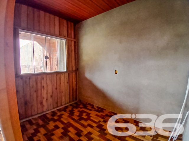 Descubra o potencial desta acolhedora residência padrão térreo, situada no tranquilo bairro de Jarivatuba, em Joinville/SC. Apresentando um design charmoso em madeira, esta casa oferece a combinação perfeita entre conforto e praticidade, estando pronta para receber os últimos toques de acabamento conforme o seu gosto.

Características principais:

Área construída de 27 m² em um terreno de 214,56 m² com dimensões generosas, proporcionando um amplo espaço externo para atividades ao ar livre e projetos futuros.
A residência é composta por dois aconchegantes dormitórios, ideal para famílias ou para quem deseja ter um espaço extra para visitas.
Sala de estar e jantar integradas com a cozinha, criando um ambiente fluído e convidativo para o convívio familiar.
Cinco vagas descobertas de garagem, garantindo facilidade e comodidade para estacionar veículos familiares ou de visitantes.

Localização estratégica:

Situada a poucos metros de um posto de saúde, a residência garante acesso fácil a serviços essenciais para o seu bem-estar.
A localização é excelente, próxima a vias de acesso, transporte público, escolas e outros serviços públicos essenciais, promovendo uma vida cotidiana prática e sem complicações.

Vantagens adicionais:

Imóvel novo e pronto para ser personalizado ao seu gosto.
Estrutura muito boa e bem feita, necessitando apenas de finalizações em alguns acabamentos.
Ideal para quem valoriza a privacidade e a tranquilidade, com um bom espaço de terreno cercado, perfeito para quem tem animais de estimação ou aprecia jardinagem.
Esta propriedade não apenas representa uma moradia, mas uma oportunidade de criar um lar com seu toque pessoal. Com mais de 30 anos de experiência e um histórico de excelência no mercado imobiliário, a 636 Negócios Imobiliários está pronta para ajudá-lo a fazer desta casa o seu novo endereço. Aproveite a chance de viver em um espaço que combina beleza, conforto e praticidade em um dos bairros mais cobiçados de Joinville. Aguardamos seu contato para mais informações e uma visita ao local. Venha construir sua história aqui!
 
636 NEGÓCIOS IMOBILIÁRIOS: A SUA MELHOR ESCOLHA
Com mais de 30 anos de experiência, a 636 Negócios Imobiliários é sua parceira ideal para encontrar o imóvel perfeito. Estamos prontos para ajudá-lo a fazer deste imóvel o seu novo lar.
 
Telefone: (47) 3451-0636
WhatsApp: (47) 99190-0636
 
Não perca esta oportunidade única. Visite nosso site para mais informações: i636.com.br