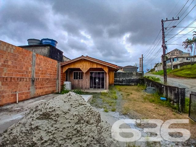 Descubra o potencial desta acolhedora residência padrão térreo, situada no tranquilo bairro de Jarivatuba, em Joinville/SC. Apresentando um design charmoso em madeira, esta casa oferece a combinação perfeita entre conforto e praticidade, estando pronta para receber os últimos toques de acabamento conforme o seu gosto.

Características principais:

Área construída de 27 m² em um terreno de 214,56 m² com dimensões generosas, proporcionando um amplo espaço externo para atividades ao ar livre e projetos futuros.
A residência é composta por dois aconchegantes dormitórios, ideal para famílias ou para quem deseja ter um espaço extra para visitas.
Sala de estar e jantar integradas com a cozinha, criando um ambiente fluído e convidativo para o convívio familiar.
Cinco vagas descobertas de garagem, garantindo facilidade e comodidade para estacionar veículos familiares ou de visitantes.

Localização estratégica:

Situada a poucos metros de um posto de saúde, a residência garante acesso fácil a serviços essenciais para o seu bem-estar.
A localização é excelente, próxima a vias de acesso, transporte público, escolas e outros serviços públicos essenciais, promovendo uma vida cotidiana prática e sem complicações.

Vantagens adicionais:

Imóvel novo e pronto para ser personalizado ao seu gosto.
Estrutura muito boa e bem feita, necessitando apenas de finalizações em alguns acabamentos.
Ideal para quem valoriza a privacidade e a tranquilidade, com um bom espaço de terreno cercado, perfeito para quem tem animais de estimação ou aprecia jardinagem.
Esta propriedade não apenas representa uma moradia, mas uma oportunidade de criar um lar com seu toque pessoal. Com mais de 30 anos de experiência e um histórico de excelência no mercado imobiliário, a 636 Negócios Imobiliários está pronta para ajudá-lo a fazer desta casa o seu novo endereço. Aproveite a chance de viver em um espaço que combina beleza, conforto e praticidade em um dos bairros mais cobiçados de Joinville. Aguardamos seu contato para mais informações e uma visita ao local. Venha construir sua história aqui!
 
636 NEGÓCIOS IMOBILIÁRIOS: A SUA MELHOR ESCOLHA
Com mais de 30 anos de experiência, a 636 Negócios Imobiliários é sua parceira ideal para encontrar o imóvel perfeito. Estamos prontos para ajudá-lo a fazer deste imóvel o seu novo lar.
 
Telefone: (47) 3451-0636
WhatsApp: (47) 99190-0636
 
Não perca esta oportunidade única. Visite nosso site para mais informações: i636.com.br
