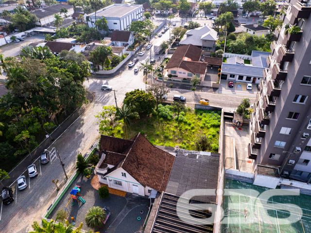 TERRENO DE ESQUINA NO CENTRO - ESTUDA PERMUTA POR ÁREA CONSTRUIDA
Terreno Espaçoso em Localização Estratégica
Este terreno de esquina com 536m² oferece uma oportunidade única para investidores e construtores. Com 30 metros de frente e 21 metros nas laterais, o espaço é ideal para projetos residenciais ou comerciais.
Potencial Ilimitado para Realizar Sonhos
Este terreno plano é uma tela em branco esperando para ser transformada. Seja para construir a casa dos sonhos ou um empreendimento lucrativo, o potencial é imenso. A área ampla permite flexibilidade no design e na construção.
A localização do terreno é conhecida por sua tranquilidade e acesso a serviços essenciais. Próximo a escolas, comércios e áreas de lazer, o bairro oferece uma qualidade de vida invejável. A localização do terreno garante facilidade de acesso e visibilidade.
Entre em contato conosco pelo telefone (47) 3451-0636 ou WhatsApp (47) 99190-0636 e saiba mais sobre esta oportunidade imperdível.