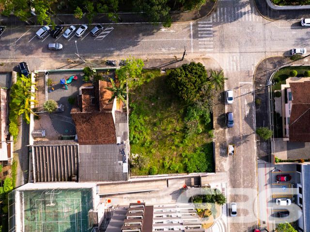 TERRENO DE ESQUINA NO CENTRO - ESTUDA PERMUTA POR ÁREA CONSTRUIDA
Terreno Espaçoso em Localização Estratégica
Este terreno de esquina com 536m² oferece uma oportunidade única para investidores e construtores. Com 30 metros de frente e 21 metros nas laterais, o espaço é ideal para projetos residenciais ou comerciais.
Potencial Ilimitado para Realizar Sonhos
Este terreno plano é uma tela em branco esperando para ser transformada. Seja para construir a casa dos sonhos ou um empreendimento lucrativo, o potencial é imenso. A área ampla permite flexibilidade no design e na construção.
A localização do terreno é conhecida por sua tranquilidade e acesso a serviços essenciais. Próximo a escolas, comércios e áreas de lazer, o bairro oferece uma qualidade de vida invejável. A localização do terreno garante facilidade de acesso e visibilidade.
Entre em contato conosco pelo telefone (47) 3451-0636 ou WhatsApp (47) 99190-0636 e saiba mais sobre esta oportunidade imperdível.