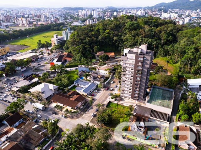 TERRENO DE ESQUINA NO CENTRO - ESTUDA PERMUTA POR ÁREA CONSTRUIDA
Terreno Espaçoso em Localização Estratégica
Este terreno de esquina com 536m² oferece uma oportunidade única para investidores e construtores. Com 30 metros de frente e 21 metros nas laterais, o espaço é ideal para projetos residenciais ou comerciais.
Potencial Ilimitado para Realizar Sonhos
Este terreno plano é uma tela em branco esperando para ser transformada. Seja para construir a casa dos sonhos ou um empreendimento lucrativo, o potencial é imenso. A área ampla permite flexibilidade no design e na construção.
A localização do terreno é conhecida por sua tranquilidade e acesso a serviços essenciais. Próximo a escolas, comércios e áreas de lazer, o bairro oferece uma qualidade de vida invejável. A localização do terreno garante facilidade de acesso e visibilidade.
Entre em contato conosco pelo telefone (47) 3451-0636 ou WhatsApp (47) 99190-0636 e saiba mais sobre esta oportunidade imperdível.