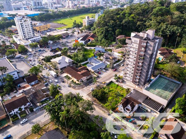 TERRENO DE ESQUINA NO CENTRO - ESTUDA PERMUTA POR ÁREA CONSTRUIDA
Terreno Espaçoso em Localização Estratégica
Este terreno de esquina com 536m² oferece uma oportunidade única para investidores e construtores. Com 30 metros de frente e 21 metros nas laterais, o espaço é ideal para projetos residenciais ou comerciais.
Potencial Ilimitado para Realizar Sonhos
Este terreno plano é uma tela em branco esperando para ser transformada. Seja para construir a casa dos sonhos ou um empreendimento lucrativo, o potencial é imenso. A área ampla permite flexibilidade no design e na construção.
A localização do terreno é conhecida por sua tranquilidade e acesso a serviços essenciais. Próximo a escolas, comércios e áreas de lazer, o bairro oferece uma qualidade de vida invejável. A localização do terreno garante facilidade de acesso e visibilidade.
Entre em contato conosco pelo telefone (47) 3451-0636 ou WhatsApp (47) 99190-0636 e saiba mais sobre esta oportunidade imperdível.