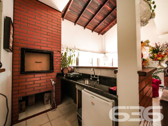 RESIDÊNCIA DE ALTO PADRÃO COM 2 SUÍTES + 2 QUARTOS NO BAIRRO ANITA GARIBALDI - ESTUDA PERMUTA

Um sobrado amplo, completo e muito bem dividido, com 2 suítes e mais 2 dormitórios, sala de estar, living integrado com mezanino e pé direito duplo (sala de jantar, cozinha e sala de TV), área de festas com churrasqueira e lavabo, escritório e área de serviço com despensa. O imóvel também dispõe de uma excelente sacada, cuja vista aprecia o deslumbrante paisagismo no ambiente externo da casa, concedido pelo seu lindo jardim recheado de plantas exóticas.

Sendo muito bem localizado, às proximidades do Centro da maior cidade do estado, o mesmo fica perto de escolas, shopping centers, faculdades, hospitais, bancos, transporte público, comércios em geral e muito mais!

Em sua disposição interior, esta residência, de altíssimo padrão, é artisticamente ornamentada por finos móveis planejados, bem como por um esplêndido acabamento, com teto em laje e rebaixos em gesso, imponentes janelas enormes, que proporcionam maior arejamento à casa, requintados detalhes com madeira de lei e ótimos lustres.

O espaço externo da residência comporta uma bela edícula, cujo espaço constitui uma maravilhosa área de festas com churrasqueira. Tal local, certamente, poderá proporcionar excelentes momentos com familiares e amigas, para guardar nas lembranças. São 280m² de área construída em um terreno com 642m², com 3 vagas de garagem coberta.

PROPRIETÁRIO ESTUDA PERMUTA, DE PREFERÊNCIA POR 2 APARTAMENTOS (1 APARTAMENTO COM 3 QUARTOS E 2 VAGAS DE GARAGEM E OUTRO APARTAMENTO COM 2 QUARTOS).

Ficou interessado? Entre já em contato conosco! 
Telefone| 47 3451-0636
WhatsApp| 47 99190-0636

Imobiliária 636.