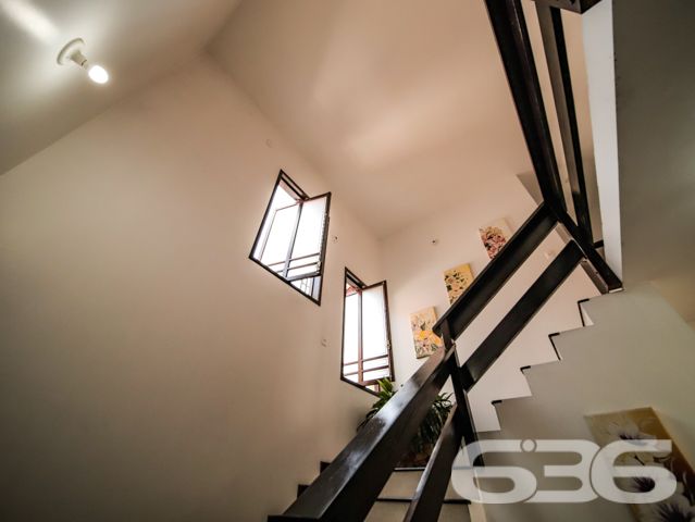 RESIDÊNCIA DE ALTO PADRÃO COM 2 SUÍTES + 2 QUARTOS NO BAIRRO ANITA GARIBALDI - ESTUDA PERMUTA

Um sobrado amplo, completo e muito bem dividido, com 2 suítes e mais 2 dormitórios, sala de estar, living integrado com mezanino e pé direito duplo (sala de jantar, cozinha e sala de TV), área de festas com churrasqueira e lavabo, escritório e área de serviço com despensa. O imóvel também dispõe de uma excelente sacada, cuja vista aprecia o deslumbrante paisagismo no ambiente externo da casa, concedido pelo seu lindo jardim recheado de plantas exóticas.

Sendo muito bem localizado, às proximidades do Centro da maior cidade do estado, o mesmo fica perto de escolas, shopping centers, faculdades, hospitais, bancos, transporte público, comércios em geral e muito mais!

Em sua disposição interior, esta residência, de altíssimo padrão, é artisticamente ornamentada por finos móveis planejados, bem como por um esplêndido acabamento, com teto em laje e rebaixos em gesso, imponentes janelas enormes, que proporcionam maior arejamento à casa, requintados detalhes com madeira de lei e ótimos lustres.

O espaço externo da residência comporta uma bela edícula, cujo espaço constitui uma maravilhosa área de festas com churrasqueira. Tal local, certamente, poderá proporcionar excelentes momentos com familiares e amigas, para guardar nas lembranças. São 280m² de área construída em um terreno com 642m², com 3 vagas de garagem coberta.

PROPRIETÁRIO ESTUDA PERMUTA, DE PREFERÊNCIA POR 2 APARTAMENTOS (1 APARTAMENTO COM 3 QUARTOS E 2 VAGAS DE GARAGEM E OUTRO APARTAMENTO COM 2 QUARTOS).

Ficou interessado? Entre já em contato conosco! 
Telefone| 47 3451-0636
WhatsApp| 47 99190-0636

Imobiliária 636.