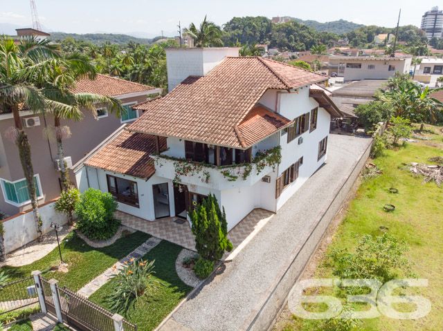 RESIDÊNCIA DE ALTO PADRÃO COM 2 SUÍTES + 2 QUARTOS NO BAIRRO ANITA GARIBALDI - ESTUDA PERMUTA

Um sobrado amplo, completo e muito bem dividido, com 2 suítes e mais 2 dormitórios, sala de estar, living integrado com mezanino e pé direito duplo (sala de jantar, cozinha e sala de TV), área de festas com churrasqueira e lavabo, escritório e área de serviço com despensa. O imóvel também dispõe de uma excelente sacada, cuja vista aprecia o deslumbrante paisagismo no ambiente externo da casa, concedido pelo seu lindo jardim recheado de plantas exóticas.

Sendo muito bem localizado, às proximidades do Centro da maior cidade do estado, o mesmo fica perto de escolas, shopping centers, faculdades, hospitais, bancos, transporte público, comércios em geral e muito mais!

Em sua disposição interior, esta residência, de altíssimo padrão, é artisticamente ornamentada por finos móveis planejados, bem como por um esplêndido acabamento, com teto em laje e rebaixos em gesso, imponentes janelas enormes, que proporcionam maior arejamento à casa, requintados detalhes com madeira de lei e ótimos lustres.

O espaço externo da residência comporta uma bela edícula, cujo espaço constitui uma maravilhosa área de festas com churrasqueira. Tal local, certamente, poderá proporcionar excelentes momentos com familiares e amigas, para guardar nas lembranças. São 280m² de área construída em um terreno com 642m², com 3 vagas de garagem coberta.

PROPRIETÁRIO ESTUDA PERMUTA, DE PREFERÊNCIA POR 2 APARTAMENTOS (1 APARTAMENTO COM 3 QUARTOS E 2 VAGAS DE GARAGEM E OUTRO APARTAMENTO COM 2 QUARTOS).

Ficou interessado? Entre já em contato conosco! 
Telefone| 47 3451-0636
WhatsApp| 47 99190-0636

Imobiliária 636.