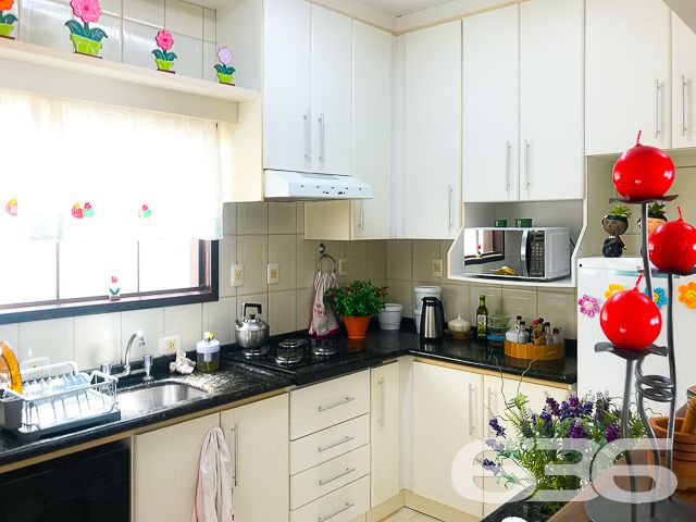 RESIDÊNCIA DE ALTO PADRÃO COM 2 SUÍTES + 2 QUARTOS NO BAIRRO ANITA GARIBALDI - ESTUDA PERMUTA

Um sobrado amplo, completo e muito bem dividido, com 2 suítes e mais 2 dormitórios, sala de estar, living integrado com mezanino e pé direito duplo (sala de jantar, cozinha e sala de TV), área de festas com churrasqueira e lavabo, escritório e área de serviço com despensa. O imóvel também dispõe de uma excelente sacada, cuja vista aprecia o deslumbrante paisagismo no ambiente externo da casa, concedido pelo seu lindo jardim recheado de plantas exóticas.

Sendo muito bem localizado, às proximidades do Centro da maior cidade do estado, o mesmo fica perto de escolas, shopping centers, faculdades, hospitais, bancos, transporte público, comércios em geral e muito mais!

Em sua disposição interior, esta residência, de altíssimo padrão, é artisticamente ornamentada por finos móveis planejados, bem como por um esplêndido acabamento, com teto em laje e rebaixos em gesso, imponentes janelas enormes, que proporcionam maior arejamento à casa, requintados detalhes com madeira de lei e ótimos lustres.

O espaço externo da residência comporta uma bela edícula, cujo espaço constitui uma maravilhosa área de festas com churrasqueira. Tal local, certamente, poderá proporcionar excelentes momentos com familiares e amigas, para guardar nas lembranças. São 280m² de área construída em um terreno com 642m², com 3 vagas de garagem coberta.

PROPRIETÁRIO ESTUDA PERMUTA, DE PREFERÊNCIA POR 2 APARTAMENTOS (1 APARTAMENTO COM 3 QUARTOS E 2 VAGAS DE GARAGEM E OUTRO APARTAMENTO COM 2 QUARTOS).

Ficou interessado? Entre já em contato conosco! 
Telefone| 47 3451-0636
WhatsApp| 47 99190-0636

Imobiliária 636.