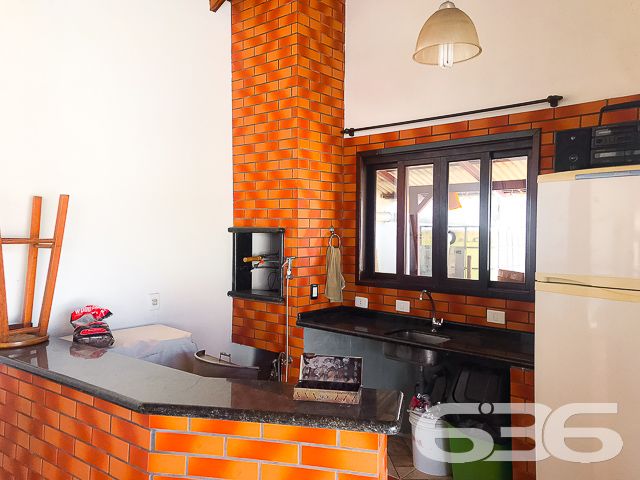RESIDÊNCIA DE ALTO PADRÃO COM 2 SUÍTES + 2 QUARTOS NO BAIRRO ANITA GARIBALDI - ESTUDA PERMUTA

Um sobrado amplo, completo e muito bem dividido, com 2 suítes e mais 2 dormitórios, sala de estar, living integrado com mezanino e pé direito duplo (sala de jantar, cozinha e sala de TV), área de festas com churrasqueira e lavabo, escritório e área de serviço com despensa. O imóvel também dispõe de uma excelente sacada, cuja vista aprecia o deslumbrante paisagismo no ambiente externo da casa, concedido pelo seu lindo jardim recheado de plantas exóticas.

Sendo muito bem localizado, às proximidades do Centro da maior cidade do estado, o mesmo fica perto de escolas, shopping centers, faculdades, hospitais, bancos, transporte público, comércios em geral e muito mais!

Em sua disposição interior, esta residência, de altíssimo padrão, é artisticamente ornamentada por finos móveis planejados, bem como por um esplêndido acabamento, com teto em laje e rebaixos em gesso, imponentes janelas enormes, que proporcionam maior arejamento à casa, requintados detalhes com madeira de lei e ótimos lustres.

O espaço externo da residência comporta uma bela edícula, cujo espaço constitui uma maravilhosa área de festas com churrasqueira. Tal local, certamente, poderá proporcionar excelentes momentos com familiares e amigas, para guardar nas lembranças. São 280m² de área construída em um terreno com 642m², com 3 vagas de garagem coberta.

PROPRIETÁRIO ESTUDA PERMUTA, DE PREFERÊNCIA POR 2 APARTAMENTOS (1 APARTAMENTO COM 3 QUARTOS E 2 VAGAS DE GARAGEM E OUTRO APARTAMENTO COM 2 QUARTOS).

Ficou interessado? Entre já em contato conosco! 
Telefone| 47 3451-0636
WhatsApp| 47 99190-0636

Imobiliária 636.