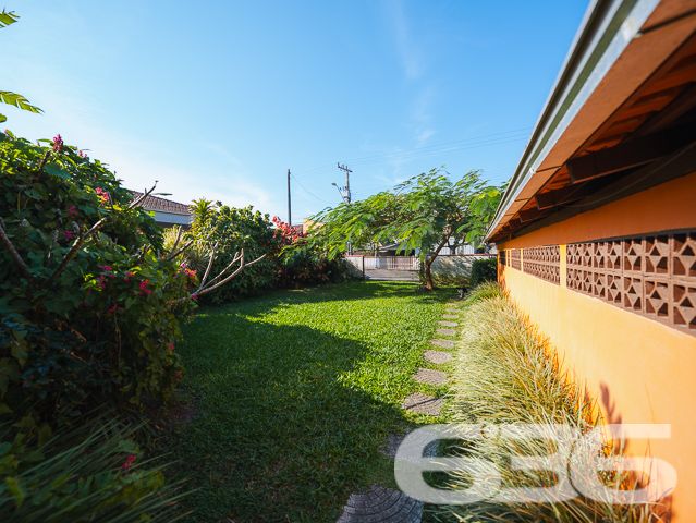 Apresentamos uma oportunidade única de adquirir uma residência térrea no coração de Balneário Barra do Sul, SC, que combina espaço, conforto e uma localização privilegiada. Ideal para quem busca tranquilidade e praticidade, esta casa está situada no centro, a poucos passos da praia, tornando-a perfeita tanto para moradia quanto para investimento de veraneio.

Características do Imóvel:

Composição: 3 dormitórios aconchegantes, 2 banheiros completos, sala de estar e jantar integradas, 2 cozinhas, área de serviço e ampla garagem com capacidade para até 4 veículos.
A casa exibe um charme rústico com suas vigas de madeira aparentes e tijolos à vista, proporcionando um ambiente acolhedor e convidativo. A cozinha externa é um verdadeiro convite ao lazer, com uma churrasqueira pronta para reunir família e amigos. A área externa é um oásis particular, repleta de vegetação tropical e um gramado bem cuidado, ideal para relaxar ou para as crianças brincarem em segurança.

Destaques:

Proximidade com a Praia: Localização estratégica muito próxima à praia, perfeito para desfrutar do litoral sem preocupações.
Internet: Conexão facilitada para quem trabalha de casa ou para o entretenimento diário.
Permite Animais: Seus pets são bem-vindos, com espaço de sobra para correr e brincar.
Vizinhança: Área tranquila com fácil acesso a serviços públicos essenciais, ideal para uma vida prática e sem complicações.
Esta propriedade não só oferece um lar espaçoso e confortável, mas também a possibilidade de viver momentos inesquecíveis na bela costa de Santa Catarina. É uma excelente escolha para quem valoriza espaço, natureza e proximidade com o mar.

Convidamos você a conhecer essa magnífica residência que pode ser o cenário dos seus sonhos. Para mais informações e agendar uma visita, entre em contato com a 636 Negócios Imobiliários, onde nosso compromisso com a excelência e mais de 30 anos de experiência no mercado imobiliário garantem a sua melhor escolha.
 
636 NEGÓCIOS IMOBILIÁRIOS: A SUA MELHOR ESCOLHA
Com mais de 30 anos de experiência, a 636 Negócios Imobiliários é sua parceira ideal para encontrar o imóvel perfeito. Estamos prontos para ajudá-lo a fazer deste imóvel o seu novo lar.
 
Telefone: (47) 3451-0636
WhatsApp: (47) 99190-0636
 
Não perca esta oportunidade única. Visite nosso site para mais informações: i636.com.br