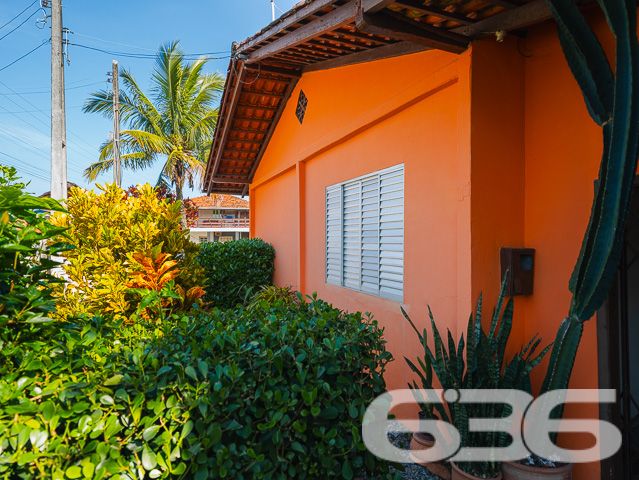 Apresentamos uma oportunidade única de adquirir uma residência térrea no coração de Balneário Barra do Sul, SC, que combina espaço, conforto e uma localização privilegiada. Ideal para quem busca tranquilidade e praticidade, esta casa está situada no centro, a poucos passos da praia, tornando-a perfeita tanto para moradia quanto para investimento de veraneio.

Características do Imóvel:

Composição: 3 dormitórios aconchegantes, 2 banheiros completos, sala de estar e jantar integradas, 2 cozinhas, área de serviço e ampla garagem com capacidade para até 4 veículos.
A casa exibe um charme rústico com suas vigas de madeira aparentes e tijolos à vista, proporcionando um ambiente acolhedor e convidativo. A cozinha externa é um verdadeiro convite ao lazer, com uma churrasqueira pronta para reunir família e amigos. A área externa é um oásis particular, repleta de vegetação tropical e um gramado bem cuidado, ideal para relaxar ou para as crianças brincarem em segurança.

Destaques:

Proximidade com a Praia: Localização estratégica muito próxima à praia, perfeito para desfrutar do litoral sem preocupações.
Internet: Conexão facilitada para quem trabalha de casa ou para o entretenimento diário.
Permite Animais: Seus pets são bem-vindos, com espaço de sobra para correr e brincar.
Vizinhança: Área tranquila com fácil acesso a serviços públicos essenciais, ideal para uma vida prática e sem complicações.
Esta propriedade não só oferece um lar espaçoso e confortável, mas também a possibilidade de viver momentos inesquecíveis na bela costa de Santa Catarina. É uma excelente escolha para quem valoriza espaço, natureza e proximidade com o mar.

Convidamos você a conhecer essa magnífica residência que pode ser o cenário dos seus sonhos. Para mais informações e agendar uma visita, entre em contato com a 636 Negócios Imobiliários, onde nosso compromisso com a excelência e mais de 30 anos de experiência no mercado imobiliário garantem a sua melhor escolha.
 
636 NEGÓCIOS IMOBILIÁRIOS: A SUA MELHOR ESCOLHA
Com mais de 30 anos de experiência, a 636 Negócios Imobiliários é sua parceira ideal para encontrar o imóvel perfeito. Estamos prontos para ajudá-lo a fazer deste imóvel o seu novo lar.
 
Telefone: (47) 3451-0636
WhatsApp: (47) 99190-0636
 
Não perca esta oportunidade única. Visite nosso site para mais informações: i636.com.br