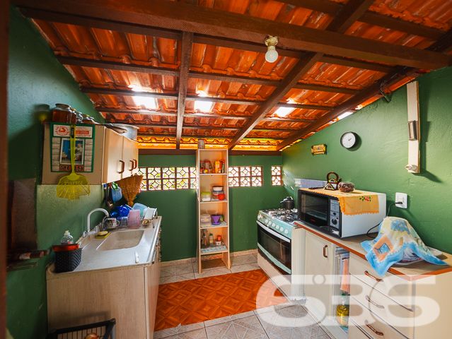 Apresentamos uma oportunidade única de adquirir uma residência térrea no coração de Balneário Barra do Sul, SC, que combina espaço, conforto e uma localização privilegiada. Ideal para quem busca tranquilidade e praticidade, esta casa está situada no centro, a poucos passos da praia, tornando-a perfeita tanto para moradia quanto para investimento de veraneio.

Características do Imóvel:

Composição: 3 dormitórios aconchegantes, 2 banheiros completos, sala de estar e jantar integradas, 2 cozinhas, área de serviço e ampla garagem com capacidade para até 4 veículos.
A casa exibe um charme rústico com suas vigas de madeira aparentes e tijolos à vista, proporcionando um ambiente acolhedor e convidativo. A cozinha externa é um verdadeiro convite ao lazer, com uma churrasqueira pronta para reunir família e amigos. A área externa é um oásis particular, repleta de vegetação tropical e um gramado bem cuidado, ideal para relaxar ou para as crianças brincarem em segurança.

Destaques:

Proximidade com a Praia: Localização estratégica muito próxima à praia, perfeito para desfrutar do litoral sem preocupações.
Internet: Conexão facilitada para quem trabalha de casa ou para o entretenimento diário.
Permite Animais: Seus pets são bem-vindos, com espaço de sobra para correr e brincar.
Vizinhança: Área tranquila com fácil acesso a serviços públicos essenciais, ideal para uma vida prática e sem complicações.
Esta propriedade não só oferece um lar espaçoso e confortável, mas também a possibilidade de viver momentos inesquecíveis na bela costa de Santa Catarina. É uma excelente escolha para quem valoriza espaço, natureza e proximidade com o mar.

Convidamos você a conhecer essa magnífica residência que pode ser o cenário dos seus sonhos. Para mais informações e agendar uma visita, entre em contato com a 636 Negócios Imobiliários, onde nosso compromisso com a excelência e mais de 30 anos de experiência no mercado imobiliário garantem a sua melhor escolha.
 
636 NEGÓCIOS IMOBILIÁRIOS: A SUA MELHOR ESCOLHA
Com mais de 30 anos de experiência, a 636 Negócios Imobiliários é sua parceira ideal para encontrar o imóvel perfeito. Estamos prontos para ajudá-lo a fazer deste imóvel o seu novo lar.
 
Telefone: (47) 3451-0636
WhatsApp: (47) 99190-0636
 
Não perca esta oportunidade única. Visite nosso site para mais informações: i636.com.br