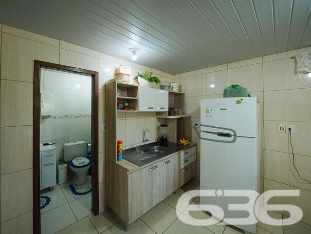 Apresentamos uma oportunidade única de adquirir uma residência térrea no coração de Balneário Barra do Sul, SC, que combina espaço, conforto e uma localização privilegiada. Ideal para quem busca tranquilidade e praticidade, esta casa está situada no centro, a poucos passos da praia, tornando-a perfeita tanto para moradia quanto para investimento de veraneio.

Características do Imóvel:

Composição: 3 dormitórios aconchegantes, 2 banheiros completos, sala de estar e jantar integradas, 2 cozinhas, área de serviço e ampla garagem com capacidade para até 4 veículos.
A casa exibe um charme rústico com suas vigas de madeira aparentes e tijolos à vista, proporcionando um ambiente acolhedor e convidativo. A cozinha externa é um verdadeiro convite ao lazer, com uma churrasqueira pronta para reunir família e amigos. A área externa é um oásis particular, repleta de vegetação tropical e um gramado bem cuidado, ideal para relaxar ou para as crianças brincarem em segurança.

Destaques:

Proximidade com a Praia: Localização estratégica muito próxima à praia, perfeito para desfrutar do litoral sem preocupações.
Internet: Conexão facilitada para quem trabalha de casa ou para o entretenimento diário.
Permite Animais: Seus pets são bem-vindos, com espaço de sobra para correr e brincar.
Vizinhança: Área tranquila com fácil acesso a serviços públicos essenciais, ideal para uma vida prática e sem complicações.
Esta propriedade não só oferece um lar espaçoso e confortável, mas também a possibilidade de viver momentos inesquecíveis na bela costa de Santa Catarina. É uma excelente escolha para quem valoriza espaço, natureza e proximidade com o mar.

Convidamos você a conhecer essa magnífica residência que pode ser o cenário dos seus sonhos. Para mais informações e agendar uma visita, entre em contato com a 636 Negócios Imobiliários, onde nosso compromisso com a excelência e mais de 30 anos de experiência no mercado imobiliário garantem a sua melhor escolha.
 
636 NEGÓCIOS IMOBILIÁRIOS: A SUA MELHOR ESCOLHA
Com mais de 30 anos de experiência, a 636 Negócios Imobiliários é sua parceira ideal para encontrar o imóvel perfeito. Estamos prontos para ajudá-lo a fazer deste imóvel o seu novo lar.
 
Telefone: (47) 3451-0636
WhatsApp: (47) 99190-0636
 
Não perca esta oportunidade única. Visite nosso site para mais informações: i636.com.br