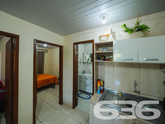 Apresentamos uma oportunidade única de adquirir uma residência térrea no coração de Balneário Barra do Sul, SC, que combina espaço, conforto e uma localização privilegiada. Ideal para quem busca tranquilidade e praticidade, esta casa está situada no centro, a poucos passos da praia, tornando-a perfeita tanto para moradia quanto para investimento de veraneio.

Características do Imóvel:

Composição: 3 dormitórios aconchegantes, 2 banheiros completos, sala de estar e jantar integradas, 2 cozinhas, área de serviço e ampla garagem com capacidade para até 4 veículos.
A casa exibe um charme rústico com suas vigas de madeira aparentes e tijolos à vista, proporcionando um ambiente acolhedor e convidativo. A cozinha externa é um verdadeiro convite ao lazer, com uma churrasqueira pronta para reunir família e amigos. A área externa é um oásis particular, repleta de vegetação tropical e um gramado bem cuidado, ideal para relaxar ou para as crianças brincarem em segurança.

Destaques:

Proximidade com a Praia: Localização estratégica muito próxima à praia, perfeito para desfrutar do litoral sem preocupações.
Internet: Conexão facilitada para quem trabalha de casa ou para o entretenimento diário.
Permite Animais: Seus pets são bem-vindos, com espaço de sobra para correr e brincar.
Vizinhança: Área tranquila com fácil acesso a serviços públicos essenciais, ideal para uma vida prática e sem complicações.
Esta propriedade não só oferece um lar espaçoso e confortável, mas também a possibilidade de viver momentos inesquecíveis na bela costa de Santa Catarina. É uma excelente escolha para quem valoriza espaço, natureza e proximidade com o mar.

Convidamos você a conhecer essa magnífica residência que pode ser o cenário dos seus sonhos. Para mais informações e agendar uma visita, entre em contato com a 636 Negócios Imobiliários, onde nosso compromisso com a excelência e mais de 30 anos de experiência no mercado imobiliário garantem a sua melhor escolha.
 
636 NEGÓCIOS IMOBILIÁRIOS: A SUA MELHOR ESCOLHA
Com mais de 30 anos de experiência, a 636 Negócios Imobiliários é sua parceira ideal para encontrar o imóvel perfeito. Estamos prontos para ajudá-lo a fazer deste imóvel o seu novo lar.
 
Telefone: (47) 3451-0636
WhatsApp: (47) 99190-0636
 
Não perca esta oportunidade única. Visite nosso site para mais informações: i636.com.br