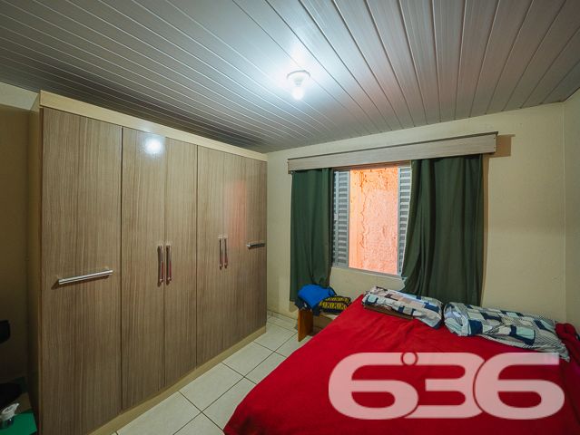 Apresentamos uma oportunidade única de adquirir uma residência térrea no coração de Balneário Barra do Sul, SC, que combina espaço, conforto e uma localização privilegiada. Ideal para quem busca tranquilidade e praticidade, esta casa está situada no centro, a poucos passos da praia, tornando-a perfeita tanto para moradia quanto para investimento de veraneio.

Características do Imóvel:

Composição: 3 dormitórios aconchegantes, 2 banheiros completos, sala de estar e jantar integradas, 2 cozinhas, área de serviço e ampla garagem com capacidade para até 4 veículos.
A casa exibe um charme rústico com suas vigas de madeira aparentes e tijolos à vista, proporcionando um ambiente acolhedor e convidativo. A cozinha externa é um verdadeiro convite ao lazer, com uma churrasqueira pronta para reunir família e amigos. A área externa é um oásis particular, repleta de vegetação tropical e um gramado bem cuidado, ideal para relaxar ou para as crianças brincarem em segurança.

Destaques:

Proximidade com a Praia: Localização estratégica muito próxima à praia, perfeito para desfrutar do litoral sem preocupações.
Internet: Conexão facilitada para quem trabalha de casa ou para o entretenimento diário.
Permite Animais: Seus pets são bem-vindos, com espaço de sobra para correr e brincar.
Vizinhança: Área tranquila com fácil acesso a serviços públicos essenciais, ideal para uma vida prática e sem complicações.
Esta propriedade não só oferece um lar espaçoso e confortável, mas também a possibilidade de viver momentos inesquecíveis na bela costa de Santa Catarina. É uma excelente escolha para quem valoriza espaço, natureza e proximidade com o mar.

Convidamos você a conhecer essa magnífica residência que pode ser o cenário dos seus sonhos. Para mais informações e agendar uma visita, entre em contato com a 636 Negócios Imobiliários, onde nosso compromisso com a excelência e mais de 30 anos de experiência no mercado imobiliário garantem a sua melhor escolha.
 
636 NEGÓCIOS IMOBILIÁRIOS: A SUA MELHOR ESCOLHA
Com mais de 30 anos de experiência, a 636 Negócios Imobiliários é sua parceira ideal para encontrar o imóvel perfeito. Estamos prontos para ajudá-lo a fazer deste imóvel o seu novo lar.
 
Telefone: (47) 3451-0636
WhatsApp: (47) 99190-0636
 
Não perca esta oportunidade única. Visite nosso site para mais informações: i636.com.br