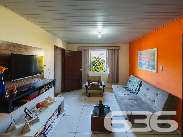 Apresentamos uma oportunidade única de adquirir uma residência térrea no coração de Balneário Barra do Sul, SC, que combina espaço, conforto e uma localização privilegiada. Ideal para quem busca tranquilidade e praticidade, esta casa está situada no centro, a poucos passos da praia, tornando-a perfeita tanto para moradia quanto para investimento de veraneio.

Características do Imóvel:

Composição: 3 dormitórios aconchegantes, 2 banheiros completos, sala de estar e jantar integradas, 2 cozinhas, área de serviço e ampla garagem com capacidade para até 4 veículos.
A casa exibe um charme rústico com suas vigas de madeira aparentes e tijolos à vista, proporcionando um ambiente acolhedor e convidativo. A cozinha externa é um verdadeiro convite ao lazer, com uma churrasqueira pronta para reunir família e amigos. A área externa é um oásis particular, repleta de vegetação tropical e um gramado bem cuidado, ideal para relaxar ou para as crianças brincarem em segurança.

Destaques:

Proximidade com a Praia: Localização estratégica muito próxima à praia, perfeito para desfrutar do litoral sem preocupações.
Internet: Conexão facilitada para quem trabalha de casa ou para o entretenimento diário.
Permite Animais: Seus pets são bem-vindos, com espaço de sobra para correr e brincar.
Vizinhança: Área tranquila com fácil acesso a serviços públicos essenciais, ideal para uma vida prática e sem complicações.
Esta propriedade não só oferece um lar espaçoso e confortável, mas também a possibilidade de viver momentos inesquecíveis na bela costa de Santa Catarina. É uma excelente escolha para quem valoriza espaço, natureza e proximidade com o mar.

Convidamos você a conhecer essa magnífica residência que pode ser o cenário dos seus sonhos. Para mais informações e agendar uma visita, entre em contato com a 636 Negócios Imobiliários, onde nosso compromisso com a excelência e mais de 30 anos de experiência no mercado imobiliário garantem a sua melhor escolha.
 
636 NEGÓCIOS IMOBILIÁRIOS: A SUA MELHOR ESCOLHA
Com mais de 30 anos de experiência, a 636 Negócios Imobiliários é sua parceira ideal para encontrar o imóvel perfeito. Estamos prontos para ajudá-lo a fazer deste imóvel o seu novo lar.
 
Telefone: (47) 3451-0636
WhatsApp: (47) 99190-0636
 
Não perca esta oportunidade única. Visite nosso site para mais informações: i636.com.br
