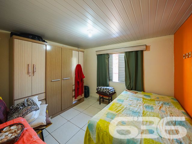 Apresentamos uma oportunidade única de adquirir uma residência térrea no coração de Balneário Barra do Sul, SC, que combina espaço, conforto e uma localização privilegiada. Ideal para quem busca tranquilidade e praticidade, esta casa está situada no centro, a poucos passos da praia, tornando-a perfeita tanto para moradia quanto para investimento de veraneio.

Características do Imóvel:

Composição: 3 dormitórios aconchegantes, 2 banheiros completos, sala de estar e jantar integradas, 2 cozinhas, área de serviço e ampla garagem com capacidade para até 4 veículos.
A casa exibe um charme rústico com suas vigas de madeira aparentes e tijolos à vista, proporcionando um ambiente acolhedor e convidativo. A cozinha externa é um verdadeiro convite ao lazer, com uma churrasqueira pronta para reunir família e amigos. A área externa é um oásis particular, repleta de vegetação tropical e um gramado bem cuidado, ideal para relaxar ou para as crianças brincarem em segurança.

Destaques:

Proximidade com a Praia: Localização estratégica muito próxima à praia, perfeito para desfrutar do litoral sem preocupações.
Internet: Conexão facilitada para quem trabalha de casa ou para o entretenimento diário.
Permite Animais: Seus pets são bem-vindos, com espaço de sobra para correr e brincar.
Vizinhança: Área tranquila com fácil acesso a serviços públicos essenciais, ideal para uma vida prática e sem complicações.
Esta propriedade não só oferece um lar espaçoso e confortável, mas também a possibilidade de viver momentos inesquecíveis na bela costa de Santa Catarina. É uma excelente escolha para quem valoriza espaço, natureza e proximidade com o mar.

Convidamos você a conhecer essa magnífica residência que pode ser o cenário dos seus sonhos. Para mais informações e agendar uma visita, entre em contato com a 636 Negócios Imobiliários, onde nosso compromisso com a excelência e mais de 30 anos de experiência no mercado imobiliário garantem a sua melhor escolha.
 
636 NEGÓCIOS IMOBILIÁRIOS: A SUA MELHOR ESCOLHA
Com mais de 30 anos de experiência, a 636 Negócios Imobiliários é sua parceira ideal para encontrar o imóvel perfeito. Estamos prontos para ajudá-lo a fazer deste imóvel o seu novo lar.
 
Telefone: (47) 3451-0636
WhatsApp: (47) 99190-0636
 
Não perca esta oportunidade única. Visite nosso site para mais informações: i636.com.br