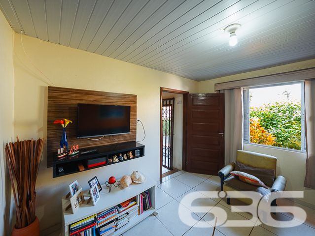 Apresentamos uma oportunidade única de adquirir uma residência térrea no coração de Balneário Barra do Sul, SC, que combina espaço, conforto e uma localização privilegiada. Ideal para quem busca tranquilidade e praticidade, esta casa está situada no centro, a poucos passos da praia, tornando-a perfeita tanto para moradia quanto para investimento de veraneio.

Características do Imóvel:

Composição: 3 dormitórios aconchegantes, 2 banheiros completos, sala de estar e jantar integradas, 2 cozinhas, área de serviço e ampla garagem com capacidade para até 4 veículos.
A casa exibe um charme rústico com suas vigas de madeira aparentes e tijolos à vista, proporcionando um ambiente acolhedor e convidativo. A cozinha externa é um verdadeiro convite ao lazer, com uma churrasqueira pronta para reunir família e amigos. A área externa é um oásis particular, repleta de vegetação tropical e um gramado bem cuidado, ideal para relaxar ou para as crianças brincarem em segurança.

Destaques:

Proximidade com a Praia: Localização estratégica muito próxima à praia, perfeito para desfrutar do litoral sem preocupações.
Internet: Conexão facilitada para quem trabalha de casa ou para o entretenimento diário.
Permite Animais: Seus pets são bem-vindos, com espaço de sobra para correr e brincar.
Vizinhança: Área tranquila com fácil acesso a serviços públicos essenciais, ideal para uma vida prática e sem complicações.
Esta propriedade não só oferece um lar espaçoso e confortável, mas também a possibilidade de viver momentos inesquecíveis na bela costa de Santa Catarina. É uma excelente escolha para quem valoriza espaço, natureza e proximidade com o mar.

Convidamos você a conhecer essa magnífica residência que pode ser o cenário dos seus sonhos. Para mais informações e agendar uma visita, entre em contato com a 636 Negócios Imobiliários, onde nosso compromisso com a excelência e mais de 30 anos de experiência no mercado imobiliário garantem a sua melhor escolha.
 
636 NEGÓCIOS IMOBILIÁRIOS: A SUA MELHOR ESCOLHA
Com mais de 30 anos de experiência, a 636 Negócios Imobiliários é sua parceira ideal para encontrar o imóvel perfeito. Estamos prontos para ajudá-lo a fazer deste imóvel o seu novo lar.
 
Telefone: (47) 3451-0636
WhatsApp: (47) 99190-0636
 
Não perca esta oportunidade única. Visite nosso site para mais informações: i636.com.br