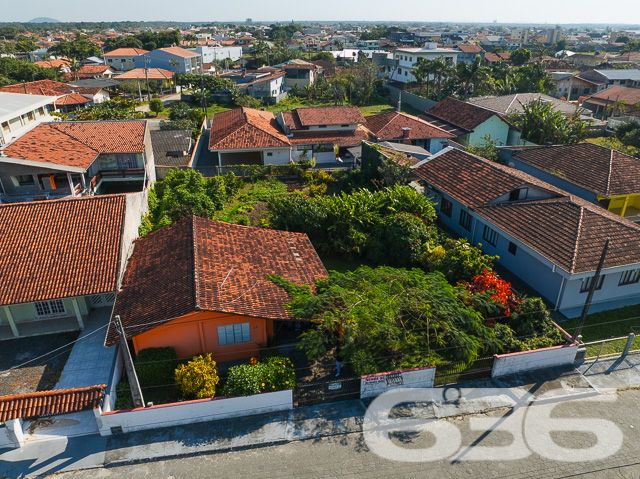 Apresentamos uma oportunidade única de adquirir uma residência térrea no coração de Balneário Barra do Sul, SC, que combina espaço, conforto e uma localização privilegiada. Ideal para quem busca tranquilidade e praticidade, esta casa está situada no centro, a poucos passos da praia, tornando-a perfeita tanto para moradia quanto para investimento de veraneio.

Características do Imóvel:

Composição: 3 dormitórios aconchegantes, 2 banheiros completos, sala de estar e jantar integradas, 2 cozinhas, área de serviço e ampla garagem com capacidade para até 4 veículos.
A casa exibe um charme rústico com suas vigas de madeira aparentes e tijolos à vista, proporcionando um ambiente acolhedor e convidativo. A cozinha externa é um verdadeiro convite ao lazer, com uma churrasqueira pronta para reunir família e amigos. A área externa é um oásis particular, repleta de vegetação tropical e um gramado bem cuidado, ideal para relaxar ou para as crianças brincarem em segurança.

Destaques:

Proximidade com a Praia: Localização estratégica muito próxima à praia, perfeito para desfrutar do litoral sem preocupações.
Internet: Conexão facilitada para quem trabalha de casa ou para o entretenimento diário.
Permite Animais: Seus pets são bem-vindos, com espaço de sobra para correr e brincar.
Vizinhança: Área tranquila com fácil acesso a serviços públicos essenciais, ideal para uma vida prática e sem complicações.
Esta propriedade não só oferece um lar espaçoso e confortável, mas também a possibilidade de viver momentos inesquecíveis na bela costa de Santa Catarina. É uma excelente escolha para quem valoriza espaço, natureza e proximidade com o mar.

Convidamos você a conhecer essa magnífica residência que pode ser o cenário dos seus sonhos. Para mais informações e agendar uma visita, entre em contato com a 636 Negócios Imobiliários, onde nosso compromisso com a excelência e mais de 30 anos de experiência no mercado imobiliário garantem a sua melhor escolha.
 
636 NEGÓCIOS IMOBILIÁRIOS: A SUA MELHOR ESCOLHA
Com mais de 30 anos de experiência, a 636 Negócios Imobiliários é sua parceira ideal para encontrar o imóvel perfeito. Estamos prontos para ajudá-lo a fazer deste imóvel o seu novo lar.
 
Telefone: (47) 3451-0636
WhatsApp: (47) 99190-0636
 
Não perca esta oportunidade única. Visite nosso site para mais informações: i636.com.br
