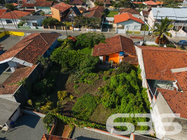 Apresentamos uma oportunidade única de adquirir uma residência térrea no coração de Balneário Barra do Sul, SC, que combina espaço, conforto e uma localização privilegiada. Ideal para quem busca tranquilidade e praticidade, esta casa está situada no centro, a poucos passos da praia, tornando-a perfeita tanto para moradia quanto para investimento de veraneio.

Características do Imóvel:

Composição: 3 dormitórios aconchegantes, 2 banheiros completos, sala de estar e jantar integradas, 2 cozinhas, área de serviço e ampla garagem com capacidade para até 4 veículos.
A casa exibe um charme rústico com suas vigas de madeira aparentes e tijolos à vista, proporcionando um ambiente acolhedor e convidativo. A cozinha externa é um verdadeiro convite ao lazer, com uma churrasqueira pronta para reunir família e amigos. A área externa é um oásis particular, repleta de vegetação tropical e um gramado bem cuidado, ideal para relaxar ou para as crianças brincarem em segurança.

Destaques:

Proximidade com a Praia: Localização estratégica muito próxima à praia, perfeito para desfrutar do litoral sem preocupações.
Internet: Conexão facilitada para quem trabalha de casa ou para o entretenimento diário.
Permite Animais: Seus pets são bem-vindos, com espaço de sobra para correr e brincar.
Vizinhança: Área tranquila com fácil acesso a serviços públicos essenciais, ideal para uma vida prática e sem complicações.
Esta propriedade não só oferece um lar espaçoso e confortável, mas também a possibilidade de viver momentos inesquecíveis na bela costa de Santa Catarina. É uma excelente escolha para quem valoriza espaço, natureza e proximidade com o mar.

Convidamos você a conhecer essa magnífica residência que pode ser o cenário dos seus sonhos. Para mais informações e agendar uma visita, entre em contato com a 636 Negócios Imobiliários, onde nosso compromisso com a excelência e mais de 30 anos de experiência no mercado imobiliário garantem a sua melhor escolha.
 
636 NEGÓCIOS IMOBILIÁRIOS: A SUA MELHOR ESCOLHA
Com mais de 30 anos de experiência, a 636 Negócios Imobiliários é sua parceira ideal para encontrar o imóvel perfeito. Estamos prontos para ajudá-lo a fazer deste imóvel o seu novo lar.
 
Telefone: (47) 3451-0636
WhatsApp: (47) 99190-0636
 
Não perca esta oportunidade única. Visite nosso site para mais informações: i636.com.br