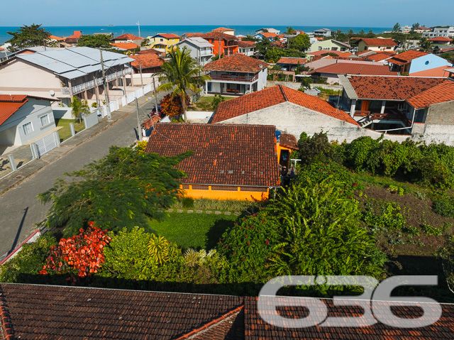 Apresentamos uma oportunidade única de adquirir uma residência térrea no coração de Balneário Barra do Sul, SC, que combina espaço, conforto e uma localização privilegiada. Ideal para quem busca tranquilidade e praticidade, esta casa está situada no centro, a poucos passos da praia, tornando-a perfeita tanto para moradia quanto para investimento de veraneio.

Características do Imóvel:

Composição: 3 dormitórios aconchegantes, 2 banheiros completos, sala de estar e jantar integradas, 2 cozinhas, área de serviço e ampla garagem com capacidade para até 4 veículos.
A casa exibe um charme rústico com suas vigas de madeira aparentes e tijolos à vista, proporcionando um ambiente acolhedor e convidativo. A cozinha externa é um verdadeiro convite ao lazer, com uma churrasqueira pronta para reunir família e amigos. A área externa é um oásis particular, repleta de vegetação tropical e um gramado bem cuidado, ideal para relaxar ou para as crianças brincarem em segurança.

Destaques:

Proximidade com a Praia: Localização estratégica muito próxima à praia, perfeito para desfrutar do litoral sem preocupações.
Internet: Conexão facilitada para quem trabalha de casa ou para o entretenimento diário.
Permite Animais: Seus pets são bem-vindos, com espaço de sobra para correr e brincar.
Vizinhança: Área tranquila com fácil acesso a serviços públicos essenciais, ideal para uma vida prática e sem complicações.
Esta propriedade não só oferece um lar espaçoso e confortável, mas também a possibilidade de viver momentos inesquecíveis na bela costa de Santa Catarina. É uma excelente escolha para quem valoriza espaço, natureza e proximidade com o mar.

Convidamos você a conhecer essa magnífica residência que pode ser o cenário dos seus sonhos. Para mais informações e agendar uma visita, entre em contato com a 636 Negócios Imobiliários, onde nosso compromisso com a excelência e mais de 30 anos de experiência no mercado imobiliário garantem a sua melhor escolha.
 
636 NEGÓCIOS IMOBILIÁRIOS: A SUA MELHOR ESCOLHA
Com mais de 30 anos de experiência, a 636 Negócios Imobiliários é sua parceira ideal para encontrar o imóvel perfeito. Estamos prontos para ajudá-lo a fazer deste imóvel o seu novo lar.
 
Telefone: (47) 3451-0636
WhatsApp: (47) 99190-0636
 
Não perca esta oportunidade única. Visite nosso site para mais informações: i636.com.br