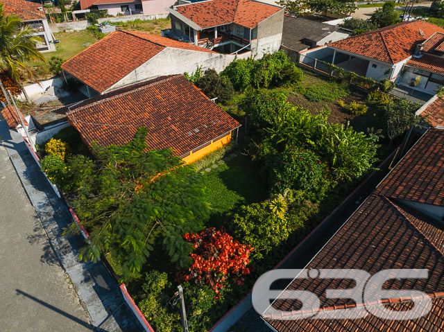 Apresentamos uma oportunidade única de adquirir uma residência térrea no coração de Balneário Barra do Sul, SC, que combina espaço, conforto e uma localização privilegiada. Ideal para quem busca tranquilidade e praticidade, esta casa está situada no centro, a poucos passos da praia, tornando-a perfeita tanto para moradia quanto para investimento de veraneio.

Características do Imóvel:

Composição: 3 dormitórios aconchegantes, 2 banheiros completos, sala de estar e jantar integradas, 2 cozinhas, área de serviço e ampla garagem com capacidade para até 4 veículos.
A casa exibe um charme rústico com suas vigas de madeira aparentes e tijolos à vista, proporcionando um ambiente acolhedor e convidativo. A cozinha externa é um verdadeiro convite ao lazer, com uma churrasqueira pronta para reunir família e amigos. A área externa é um oásis particular, repleta de vegetação tropical e um gramado bem cuidado, ideal para relaxar ou para as crianças brincarem em segurança.

Destaques:

Proximidade com a Praia: Localização estratégica muito próxima à praia, perfeito para desfrutar do litoral sem preocupações.
Internet: Conexão facilitada para quem trabalha de casa ou para o entretenimento diário.
Permite Animais: Seus pets são bem-vindos, com espaço de sobra para correr e brincar.
Vizinhança: Área tranquila com fácil acesso a serviços públicos essenciais, ideal para uma vida prática e sem complicações.
Esta propriedade não só oferece um lar espaçoso e confortável, mas também a possibilidade de viver momentos inesquecíveis na bela costa de Santa Catarina. É uma excelente escolha para quem valoriza espaço, natureza e proximidade com o mar.

Convidamos você a conhecer essa magnífica residência que pode ser o cenário dos seus sonhos. Para mais informações e agendar uma visita, entre em contato com a 636 Negócios Imobiliários, onde nosso compromisso com a excelência e mais de 30 anos de experiência no mercado imobiliário garantem a sua melhor escolha.
 
636 NEGÓCIOS IMOBILIÁRIOS: A SUA MELHOR ESCOLHA
Com mais de 30 anos de experiência, a 636 Negócios Imobiliários é sua parceira ideal para encontrar o imóvel perfeito. Estamos prontos para ajudá-lo a fazer deste imóvel o seu novo lar.
 
Telefone: (47) 3451-0636
WhatsApp: (47) 99190-0636
 
Não perca esta oportunidade única. Visite nosso site para mais informações: i636.com.br