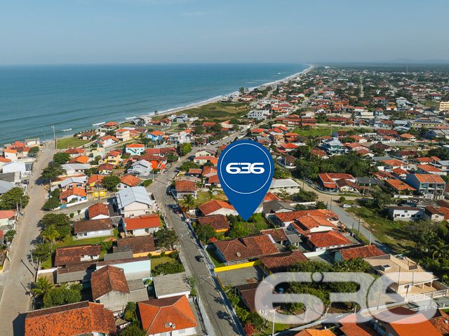 Apresentamos uma oportunidade única de adquirir uma residência térrea no coração de Balneário Barra do Sul, SC, que combina espaço, conforto e uma localização privilegiada. Ideal para quem busca tranquilidade e praticidade, esta casa está situada no centro, a poucos passos da praia, tornando-a perfeita tanto para moradia quanto para investimento de veraneio.

Características do Imóvel:

Composição: 3 dormitórios aconchegantes, 2 banheiros completos, sala de estar e jantar integradas, 2 cozinhas, área de serviço e ampla garagem com capacidade para até 4 veículos.
A casa exibe um charme rústico com suas vigas de madeira aparentes e tijolos à vista, proporcionando um ambiente acolhedor e convidativo. A cozinha externa é um verdadeiro convite ao lazer, com uma churrasqueira pronta para reunir família e amigos. A área externa é um oásis particular, repleta de vegetação tropical e um gramado bem cuidado, ideal para relaxar ou para as crianças brincarem em segurança.

Destaques:

Proximidade com a Praia: Localização estratégica muito próxima à praia, perfeito para desfrutar do litoral sem preocupações.
Internet: Conexão facilitada para quem trabalha de casa ou para o entretenimento diário.
Permite Animais: Seus pets são bem-vindos, com espaço de sobra para correr e brincar.
Vizinhança: Área tranquila com fácil acesso a serviços públicos essenciais, ideal para uma vida prática e sem complicações.
Esta propriedade não só oferece um lar espaçoso e confortável, mas também a possibilidade de viver momentos inesquecíveis na bela costa de Santa Catarina. É uma excelente escolha para quem valoriza espaço, natureza e proximidade com o mar.

Convidamos você a conhecer essa magnífica residência que pode ser o cenário dos seus sonhos. Para mais informações e agendar uma visita, entre em contato com a 636 Negócios Imobiliários, onde nosso compromisso com a excelência e mais de 30 anos de experiência no mercado imobiliário garantem a sua melhor escolha.
 
636 NEGÓCIOS IMOBILIÁRIOS: A SUA MELHOR ESCOLHA
Com mais de 30 anos de experiência, a 636 Negócios Imobiliários é sua parceira ideal para encontrar o imóvel perfeito. Estamos prontos para ajudá-lo a fazer deste imóvel o seu novo lar.
 
Telefone: (47) 3451-0636
WhatsApp: (47) 99190-0636
 
Não perca esta oportunidade única. Visite nosso site para mais informações: i636.com.br