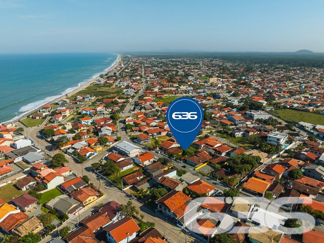 Apresentamos uma oportunidade única de adquirir uma residência térrea no coração de Balneário Barra do Sul, SC, que combina espaço, conforto e uma localização privilegiada. Ideal para quem busca tranquilidade e praticidade, esta casa está situada no centro, a poucos passos da praia, tornando-a perfeita tanto para moradia quanto para investimento de veraneio.

Características do Imóvel:

Composição: 3 dormitórios aconchegantes, 2 banheiros completos, sala de estar e jantar integradas, 2 cozinhas, área de serviço e ampla garagem com capacidade para até 4 veículos.
A casa exibe um charme rústico com suas vigas de madeira aparentes e tijolos à vista, proporcionando um ambiente acolhedor e convidativo. A cozinha externa é um verdadeiro convite ao lazer, com uma churrasqueira pronta para reunir família e amigos. A área externa é um oásis particular, repleta de vegetação tropical e um gramado bem cuidado, ideal para relaxar ou para as crianças brincarem em segurança.

Destaques:

Proximidade com a Praia: Localização estratégica muito próxima à praia, perfeito para desfrutar do litoral sem preocupações.
Internet: Conexão facilitada para quem trabalha de casa ou para o entretenimento diário.
Permite Animais: Seus pets são bem-vindos, com espaço de sobra para correr e brincar.
Vizinhança: Área tranquila com fácil acesso a serviços públicos essenciais, ideal para uma vida prática e sem complicações.
Esta propriedade não só oferece um lar espaçoso e confortável, mas também a possibilidade de viver momentos inesquecíveis na bela costa de Santa Catarina. É uma excelente escolha para quem valoriza espaço, natureza e proximidade com o mar.

Convidamos você a conhecer essa magnífica residência que pode ser o cenário dos seus sonhos. Para mais informações e agendar uma visita, entre em contato com a 636 Negócios Imobiliários, onde nosso compromisso com a excelência e mais de 30 anos de experiência no mercado imobiliário garantem a sua melhor escolha.
 
636 NEGÓCIOS IMOBILIÁRIOS: A SUA MELHOR ESCOLHA
Com mais de 30 anos de experiência, a 636 Negócios Imobiliários é sua parceira ideal para encontrar o imóvel perfeito. Estamos prontos para ajudá-lo a fazer deste imóvel o seu novo lar.
 
Telefone: (47) 3451-0636
WhatsApp: (47) 99190-0636
 
Não perca esta oportunidade única. Visite nosso site para mais informações: i636.com.br