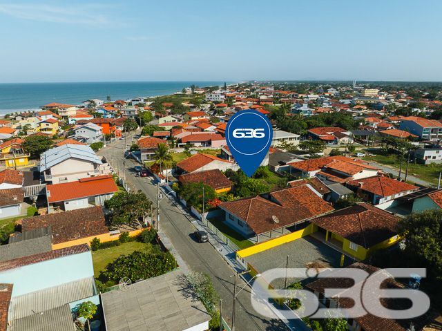 Apresentamos uma oportunidade única de adquirir uma residência térrea no coração de Balneário Barra do Sul, SC, que combina espaço, conforto e uma localização privilegiada. Ideal para quem busca tranquilidade e praticidade, esta casa está situada no centro, a poucos passos da praia, tornando-a perfeita tanto para moradia quanto para investimento de veraneio.

Características do Imóvel:

Composição: 3 dormitórios aconchegantes, 2 banheiros completos, sala de estar e jantar integradas, 2 cozinhas, área de serviço e ampla garagem com capacidade para até 4 veículos.
A casa exibe um charme rústico com suas vigas de madeira aparentes e tijolos à vista, proporcionando um ambiente acolhedor e convidativo. A cozinha externa é um verdadeiro convite ao lazer, com uma churrasqueira pronta para reunir família e amigos. A área externa é um oásis particular, repleta de vegetação tropical e um gramado bem cuidado, ideal para relaxar ou para as crianças brincarem em segurança.

Destaques:

Proximidade com a Praia: Localização estratégica muito próxima à praia, perfeito para desfrutar do litoral sem preocupações.
Internet: Conexão facilitada para quem trabalha de casa ou para o entretenimento diário.
Permite Animais: Seus pets são bem-vindos, com espaço de sobra para correr e brincar.
Vizinhança: Área tranquila com fácil acesso a serviços públicos essenciais, ideal para uma vida prática e sem complicações.
Esta propriedade não só oferece um lar espaçoso e confortável, mas também a possibilidade de viver momentos inesquecíveis na bela costa de Santa Catarina. É uma excelente escolha para quem valoriza espaço, natureza e proximidade com o mar.

Convidamos você a conhecer essa magnífica residência que pode ser o cenário dos seus sonhos. Para mais informações e agendar uma visita, entre em contato com a 636 Negócios Imobiliários, onde nosso compromisso com a excelência e mais de 30 anos de experiência no mercado imobiliário garantem a sua melhor escolha.
 
636 NEGÓCIOS IMOBILIÁRIOS: A SUA MELHOR ESCOLHA
Com mais de 30 anos de experiência, a 636 Negócios Imobiliários é sua parceira ideal para encontrar o imóvel perfeito. Estamos prontos para ajudá-lo a fazer deste imóvel o seu novo lar.
 
Telefone: (47) 3451-0636
WhatsApp: (47) 99190-0636
 
Não perca esta oportunidade única. Visite nosso site para mais informações: i636.com.br