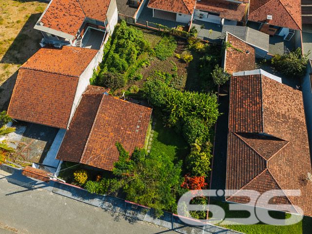 Apresentamos uma oportunidade única de adquirir uma residência térrea no coração de Balneário Barra do Sul, SC, que combina espaço, conforto e uma localização privilegiada. Ideal para quem busca tranquilidade e praticidade, esta casa está situada no centro, a poucos passos da praia, tornando-a perfeita tanto para moradia quanto para investimento de veraneio.

Características do Imóvel:

Composição: 3 dormitórios aconchegantes, 2 banheiros completos, sala de estar e jantar integradas, 2 cozinhas, área de serviço e ampla garagem com capacidade para até 4 veículos.
A casa exibe um charme rústico com suas vigas de madeira aparentes e tijolos à vista, proporcionando um ambiente acolhedor e convidativo. A cozinha externa é um verdadeiro convite ao lazer, com uma churrasqueira pronta para reunir família e amigos. A área externa é um oásis particular, repleta de vegetação tropical e um gramado bem cuidado, ideal para relaxar ou para as crianças brincarem em segurança.

Destaques:

Proximidade com a Praia: Localização estratégica muito próxima à praia, perfeito para desfrutar do litoral sem preocupações.
Internet: Conexão facilitada para quem trabalha de casa ou para o entretenimento diário.
Permite Animais: Seus pets são bem-vindos, com espaço de sobra para correr e brincar.
Vizinhança: Área tranquila com fácil acesso a serviços públicos essenciais, ideal para uma vida prática e sem complicações.
Esta propriedade não só oferece um lar espaçoso e confortável, mas também a possibilidade de viver momentos inesquecíveis na bela costa de Santa Catarina. É uma excelente escolha para quem valoriza espaço, natureza e proximidade com o mar.

Convidamos você a conhecer essa magnífica residência que pode ser o cenário dos seus sonhos. Para mais informações e agendar uma visita, entre em contato com a 636 Negócios Imobiliários, onde nosso compromisso com a excelência e mais de 30 anos de experiência no mercado imobiliário garantem a sua melhor escolha.
 
636 NEGÓCIOS IMOBILIÁRIOS: A SUA MELHOR ESCOLHA
Com mais de 30 anos de experiência, a 636 Negócios Imobiliários é sua parceira ideal para encontrar o imóvel perfeito. Estamos prontos para ajudá-lo a fazer deste imóvel o seu novo lar.
 
Telefone: (47) 3451-0636
WhatsApp: (47) 99190-0636
 
Não perca esta oportunidade única. Visite nosso site para mais informações: i636.com.br