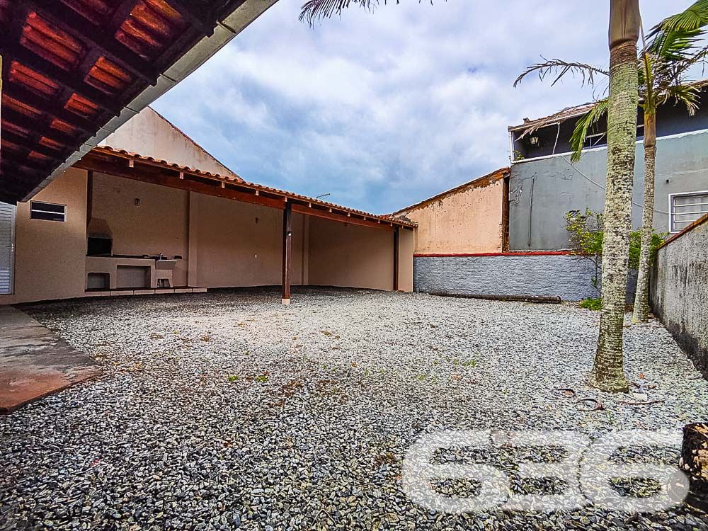 Descubra o conforto e a conveniência de viver no coração de Balneário Barra do Sul. Esta residência térrea, localizada na região central, oferece uma combinação perfeita de espaço, funcionalidade e localização estratégica. Com 95m² de área construída, o imóvel garante um ambiente ideal para sua família.
Composição do Imóvel:
Quartos: 2 dormitórios acolhedores.
Banheiros: 2, práticos e bem posicionados.
Garagem: Espaço coberto para 4 veículos.
Sala de Estar Espaçosa: Perfeita para relaxar e receber visitas.
Cozinha Conjugada com Copa e Sala: Um moderno layout aberto que maximiza o espaço e a interação.
Área de Festa com Churrasqueira: Ideal para confraternizações e momentos especiais com a família e amigos.
Área de Serviço Separada: Praticidade no dia a dia.
Viver em Balneário Barra do Sul: Conhecida por suas belas paisagens e qualidade de vida, Balneário Barra do Sul é o local ideal para quem busca tranquilidade sem abrir mão da conveniência urbana. Aproveite a proximidade com a natureza e a facilidade de acesso a todos os serviços necessários para o seu dia a dia.
Não perca a oportunidade de conhecer esse imóvel que pode ser o cenário de muitas histórias felizes. Entre em contato conosco hoje mesmo para agendar uma visita e venha descobrir tudo o que essa residência tem a oferecer!
636 NEGÓCIOS IMOBILIÁRIOS: A SUA MELHOR ESCOLHA
Com mais de 30 anos de experiência, a 636 Negócios Imobiliários é sua parceira ideal para encontrar o imóvel perfeito. Estamos prontos para ajudá-lo a fazer deste imóvel o seu novo lar.
Telefone: (47) 3451-0636
WhatsApp: (47) 99190-0636
Não perca esta oportunidade única. Visite nosso site para mais informações: i636.com.br