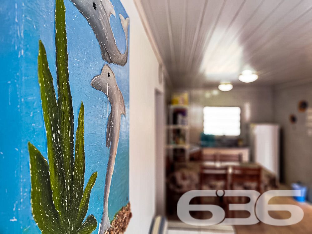 Descubra o conforto e a conveniência de viver no coração de Balneário Barra do Sul. Esta residência térrea, localizada na região central, oferece uma combinação perfeita de espaço, funcionalidade e localização estratégica. Com 95m² de área construída, o imóvel garante um ambiente ideal para sua família.
Composição do Imóvel:
Quartos: 2 dormitórios acolhedores.
Banheiros: 2, práticos e bem posicionados.
Garagem: Espaço coberto para 4 veículos.
Sala de Estar Espaçosa: Perfeita para relaxar e receber visitas.
Cozinha Conjugada com Copa e Sala: Um moderno layout aberto que maximiza o espaço e a interação.
Área de Festa com Churrasqueira: Ideal para confraternizações e momentos especiais com a família e amigos.
Área de Serviço Separada: Praticidade no dia a dia.
Viver em Balneário Barra do Sul: Conhecida por suas belas paisagens e qualidade de vida, Balneário Barra do Sul é o local ideal para quem busca tranquilidade sem abrir mão da conveniência urbana. Aproveite a proximidade com a natureza e a facilidade de acesso a todos os serviços necessários para o seu dia a dia.
Não perca a oportunidade de conhecer esse imóvel que pode ser o cenário de muitas histórias felizes. Entre em contato conosco hoje mesmo para agendar uma visita e venha descobrir tudo o que essa residência tem a oferecer!
636 NEGÓCIOS IMOBILIÁRIOS: A SUA MELHOR ESCOLHA
Com mais de 30 anos de experiência, a 636 Negócios Imobiliários é sua parceira ideal para encontrar o imóvel perfeito. Estamos prontos para ajudá-lo a fazer deste imóvel o seu novo lar.
Telefone: (47) 3451-0636
WhatsApp: (47) 99190-0636
Não perca esta oportunidade única. Visite nosso site para mais informações: i636.com.br