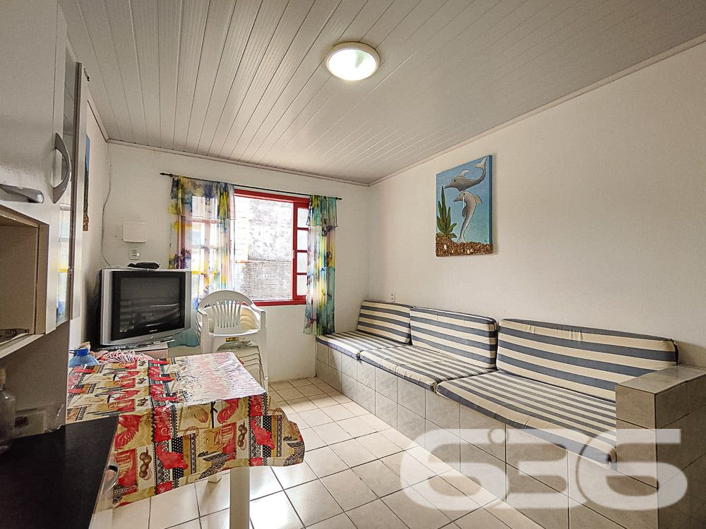 Descubra o conforto e a conveniência de viver no coração de Balneário Barra do Sul. Esta residência térrea, localizada na região central, oferece uma combinação perfeita de espaço, funcionalidade e localização estratégica. Com 95m² de área construída, o imóvel garante um ambiente ideal para sua família.
Composição do Imóvel:
Quartos: 2 dormitórios acolhedores.
Banheiros: 2, práticos e bem posicionados.
Garagem: Espaço coberto para 4 veículos.
Sala de Estar Espaçosa: Perfeita para relaxar e receber visitas.
Cozinha Conjugada com Copa e Sala: Um moderno layout aberto que maximiza o espaço e a interação.
Área de Festa com Churrasqueira: Ideal para confraternizações e momentos especiais com a família e amigos.
Área de Serviço Separada: Praticidade no dia a dia.
Viver em Balneário Barra do Sul: Conhecida por suas belas paisagens e qualidade de vida, Balneário Barra do Sul é o local ideal para quem busca tranquilidade sem abrir mão da conveniência urbana. Aproveite a proximidade com a natureza e a facilidade de acesso a todos os serviços necessários para o seu dia a dia.
Não perca a oportunidade de conhecer esse imóvel que pode ser o cenário de muitas histórias felizes. Entre em contato conosco hoje mesmo para agendar uma visita e venha descobrir tudo o que essa residência tem a oferecer!
636 NEGÓCIOS IMOBILIÁRIOS: A SUA MELHOR ESCOLHA
Com mais de 30 anos de experiência, a 636 Negócios Imobiliários é sua parceira ideal para encontrar o imóvel perfeito. Estamos prontos para ajudá-lo a fazer deste imóvel o seu novo lar.
Telefone: (47) 3451-0636
WhatsApp: (47) 99190-0636
Não perca esta oportunidade única. Visite nosso site para mais informações: i636.com.br