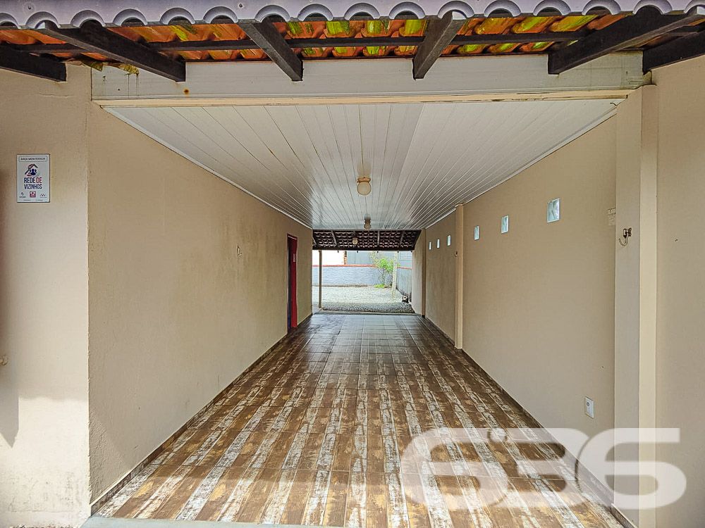 Descubra o conforto e a conveniência de viver no coração de Balneário Barra do Sul. Esta residência térrea, localizada na região central, oferece uma combinação perfeita de espaço, funcionalidade e localização estratégica. Com 95m² de área construída, o imóvel garante um ambiente ideal para sua família.
Composição do Imóvel:
Quartos: 2 dormitórios acolhedores.
Banheiros: 2, práticos e bem posicionados.
Garagem: Espaço coberto para 4 veículos.
Sala de Estar Espaçosa: Perfeita para relaxar e receber visitas.
Cozinha Conjugada com Copa e Sala: Um moderno layout aberto que maximiza o espaço e a interação.
Área de Festa com Churrasqueira: Ideal para confraternizações e momentos especiais com a família e amigos.
Área de Serviço Separada: Praticidade no dia a dia.
Viver em Balneário Barra do Sul: Conhecida por suas belas paisagens e qualidade de vida, Balneário Barra do Sul é o local ideal para quem busca tranquilidade sem abrir mão da conveniência urbana. Aproveite a proximidade com a natureza e a facilidade de acesso a todos os serviços necessários para o seu dia a dia.
Não perca a oportunidade de conhecer esse imóvel que pode ser o cenário de muitas histórias felizes. Entre em contato conosco hoje mesmo para agendar uma visita e venha descobrir tudo o que essa residência tem a oferecer!
636 NEGÓCIOS IMOBILIÁRIOS: A SUA MELHOR ESCOLHA
Com mais de 30 anos de experiência, a 636 Negócios Imobiliários é sua parceira ideal para encontrar o imóvel perfeito. Estamos prontos para ajudá-lo a fazer deste imóvel o seu novo lar.
Telefone: (47) 3451-0636
WhatsApp: (47) 99190-0636
Não perca esta oportunidade única. Visite nosso site para mais informações: i636.com.br