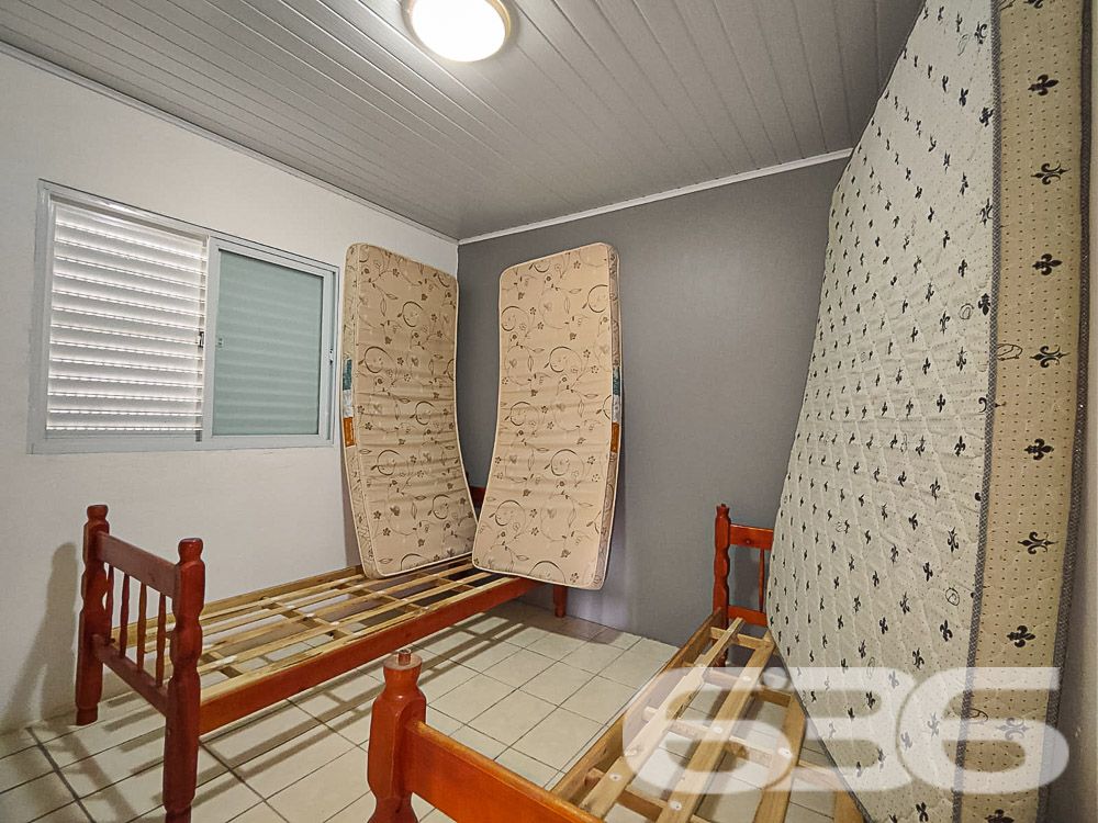 Descubra o conforto e a conveniência de viver no coração de Balneário Barra do Sul. Esta residência térrea, localizada na região central, oferece uma combinação perfeita de espaço, funcionalidade e localização estratégica. Com 95m² de área construída, o imóvel garante um ambiente ideal para sua família.
Composição do Imóvel:
Quartos: 2 dormitórios acolhedores.
Banheiros: 2, práticos e bem posicionados.
Garagem: Espaço coberto para 4 veículos.
Sala de Estar Espaçosa: Perfeita para relaxar e receber visitas.
Cozinha Conjugada com Copa e Sala: Um moderno layout aberto que maximiza o espaço e a interação.
Área de Festa com Churrasqueira: Ideal para confraternizações e momentos especiais com a família e amigos.
Área de Serviço Separada: Praticidade no dia a dia.
Viver em Balneário Barra do Sul: Conhecida por suas belas paisagens e qualidade de vida, Balneário Barra do Sul é o local ideal para quem busca tranquilidade sem abrir mão da conveniência urbana. Aproveite a proximidade com a natureza e a facilidade de acesso a todos os serviços necessários para o seu dia a dia.
Não perca a oportunidade de conhecer esse imóvel que pode ser o cenário de muitas histórias felizes. Entre em contato conosco hoje mesmo para agendar uma visita e venha descobrir tudo o que essa residência tem a oferecer!
636 NEGÓCIOS IMOBILIÁRIOS: A SUA MELHOR ESCOLHA
Com mais de 30 anos de experiência, a 636 Negócios Imobiliários é sua parceira ideal para encontrar o imóvel perfeito. Estamos prontos para ajudá-lo a fazer deste imóvel o seu novo lar.
Telefone: (47) 3451-0636
WhatsApp: (47) 99190-0636
Não perca esta oportunidade única. Visite nosso site para mais informações: i636.com.br