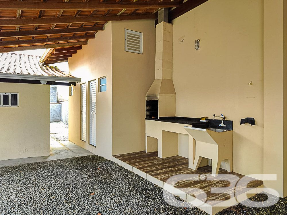 Descubra o conforto e a conveniência de viver no coração de Balneário Barra do Sul. Esta residência térrea, localizada na região central, oferece uma combinação perfeita de espaço, funcionalidade e localização estratégica. Com 95m² de área construída, o imóvel garante um ambiente ideal para sua família.
Composição do Imóvel:
Quartos: 2 dormitórios acolhedores.
Banheiros: 2, práticos e bem posicionados.
Garagem: Espaço coberto para 4 veículos.
Sala de Estar Espaçosa: Perfeita para relaxar e receber visitas.
Cozinha Conjugada com Copa e Sala: Um moderno layout aberto que maximiza o espaço e a interação.
Área de Festa com Churrasqueira: Ideal para confraternizações e momentos especiais com a família e amigos.
Área de Serviço Separada: Praticidade no dia a dia.
Viver em Balneário Barra do Sul: Conhecida por suas belas paisagens e qualidade de vida, Balneário Barra do Sul é o local ideal para quem busca tranquilidade sem abrir mão da conveniência urbana. Aproveite a proximidade com a natureza e a facilidade de acesso a todos os serviços necessários para o seu dia a dia.
Não perca a oportunidade de conhecer esse imóvel que pode ser o cenário de muitas histórias felizes. Entre em contato conosco hoje mesmo para agendar uma visita e venha descobrir tudo o que essa residência tem a oferecer!
636 NEGÓCIOS IMOBILIÁRIOS: A SUA MELHOR ESCOLHA
Com mais de 30 anos de experiência, a 636 Negócios Imobiliários é sua parceira ideal para encontrar o imóvel perfeito. Estamos prontos para ajudá-lo a fazer deste imóvel o seu novo lar.
Telefone: (47) 3451-0636
WhatsApp: (47) 99190-0636
Não perca esta oportunidade única. Visite nosso site para mais informações: i636.com.br