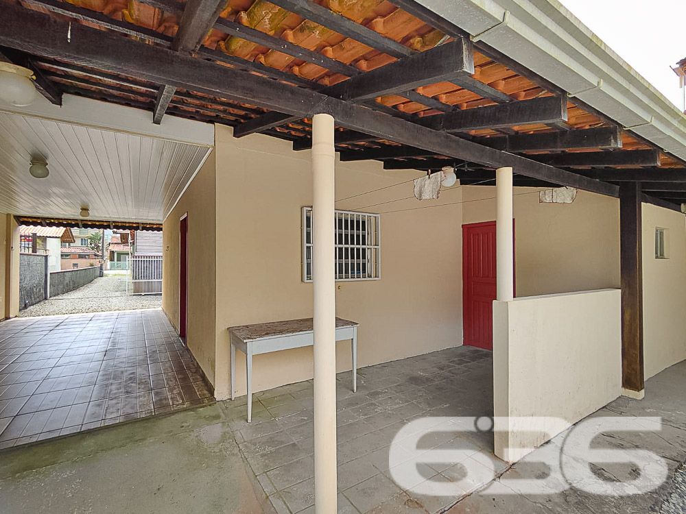 Descubra o conforto e a conveniência de viver no coração de Balneário Barra do Sul. Esta residência térrea, localizada na região central, oferece uma combinação perfeita de espaço, funcionalidade e localização estratégica. Com 95m² de área construída, o imóvel garante um ambiente ideal para sua família.
Composição do Imóvel:
Quartos: 2 dormitórios acolhedores.
Banheiros: 2, práticos e bem posicionados.
Garagem: Espaço coberto para 4 veículos.
Sala de Estar Espaçosa: Perfeita para relaxar e receber visitas.
Cozinha Conjugada com Copa e Sala: Um moderno layout aberto que maximiza o espaço e a interação.
Área de Festa com Churrasqueira: Ideal para confraternizações e momentos especiais com a família e amigos.
Área de Serviço Separada: Praticidade no dia a dia.
Viver em Balneário Barra do Sul: Conhecida por suas belas paisagens e qualidade de vida, Balneário Barra do Sul é o local ideal para quem busca tranquilidade sem abrir mão da conveniência urbana. Aproveite a proximidade com a natureza e a facilidade de acesso a todos os serviços necessários para o seu dia a dia.
Não perca a oportunidade de conhecer esse imóvel que pode ser o cenário de muitas histórias felizes. Entre em contato conosco hoje mesmo para agendar uma visita e venha descobrir tudo o que essa residência tem a oferecer!
636 NEGÓCIOS IMOBILIÁRIOS: A SUA MELHOR ESCOLHA
Com mais de 30 anos de experiência, a 636 Negócios Imobiliários é sua parceira ideal para encontrar o imóvel perfeito. Estamos prontos para ajudá-lo a fazer deste imóvel o seu novo lar.
Telefone: (47) 3451-0636
WhatsApp: (47) 99190-0636
Não perca esta oportunidade única. Visite nosso site para mais informações: i636.com.br