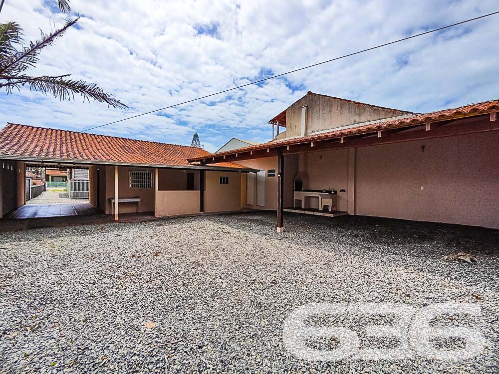 Descubra o conforto e a conveniência de viver no coração de Balneário Barra do Sul. Esta residência térrea, localizada na região central, oferece uma combinação perfeita de espaço, funcionalidade e localização estratégica. Com 95m² de área construída, o imóvel garante um ambiente ideal para sua família.
Composição do Imóvel:
Quartos: 2 dormitórios acolhedores.
Banheiros: 2, práticos e bem posicionados.
Garagem: Espaço coberto para 4 veículos.
Sala de Estar Espaçosa: Perfeita para relaxar e receber visitas.
Cozinha Conjugada com Copa e Sala: Um moderno layout aberto que maximiza o espaço e a interação.
Área de Festa com Churrasqueira: Ideal para confraternizações e momentos especiais com a família e amigos.
Área de Serviço Separada: Praticidade no dia a dia.
Viver em Balneário Barra do Sul: Conhecida por suas belas paisagens e qualidade de vida, Balneário Barra do Sul é o local ideal para quem busca tranquilidade sem abrir mão da conveniência urbana. Aproveite a proximidade com a natureza e a facilidade de acesso a todos os serviços necessários para o seu dia a dia.
Não perca a oportunidade de conhecer esse imóvel que pode ser o cenário de muitas histórias felizes. Entre em contato conosco hoje mesmo para agendar uma visita e venha descobrir tudo o que essa residência tem a oferecer!
636 NEGÓCIOS IMOBILIÁRIOS: A SUA MELHOR ESCOLHA
Com mais de 30 anos de experiência, a 636 Negócios Imobiliários é sua parceira ideal para encontrar o imóvel perfeito. Estamos prontos para ajudá-lo a fazer deste imóvel o seu novo lar.
Telefone: (47) 3451-0636
WhatsApp: (47) 99190-0636
Não perca esta oportunidade única. Visite nosso site para mais informações: i636.com.br