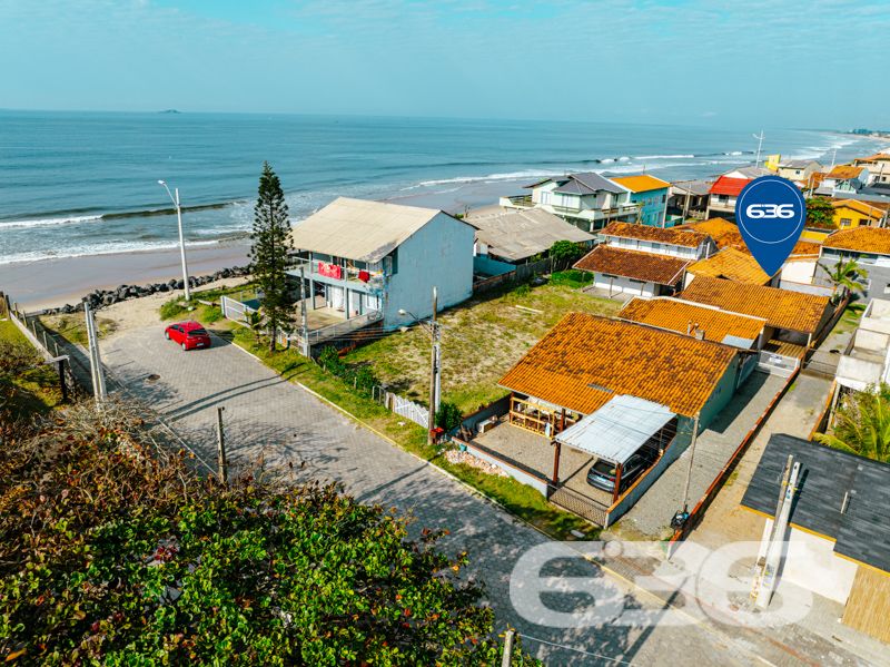 Descubra o conforto e a conveniência de viver no coração de Balneário Barra do Sul. Esta residência térrea, localizada na região central, oferece uma combinação perfeita de espaço, funcionalidade e localização estratégica. Com 95m² de área construída, o imóvel garante um ambiente ideal para sua família.
Composição do Imóvel:
Quartos: 2 dormitórios acolhedores.
Banheiros: 2, práticos e bem posicionados.
Garagem: Espaço coberto para 4 veículos.
Sala de Estar Espaçosa: Perfeita para relaxar e receber visitas.
Cozinha Conjugada com Copa e Sala: Um moderno layout aberto que maximiza o espaço e a interação.
Área de Festa com Churrasqueira: Ideal para confraternizações e momentos especiais com a família e amigos.
Área de Serviço Separada: Praticidade no dia a dia.
Viver em Balneário Barra do Sul: Conhecida por suas belas paisagens e qualidade de vida, Balneário Barra do Sul é o local ideal para quem busca tranquilidade sem abrir mão da conveniência urbana. Aproveite a proximidade com a natureza e a facilidade de acesso a todos os serviços necessários para o seu dia a dia.
Não perca a oportunidade de conhecer esse imóvel que pode ser o cenário de muitas histórias felizes. Entre em contato conosco hoje mesmo para agendar uma visita e venha descobrir tudo o que essa residência tem a oferecer!
636 NEGÓCIOS IMOBILIÁRIOS: A SUA MELHOR ESCOLHA
Com mais de 30 anos de experiência, a 636 Negócios Imobiliários é sua parceira ideal para encontrar o imóvel perfeito. Estamos prontos para ajudá-lo a fazer deste imóvel o seu novo lar.
Telefone: (47) 3451-0636
WhatsApp: (47) 99190-0636
Não perca esta oportunidade única. Visite nosso site para mais informações: i636.com.br