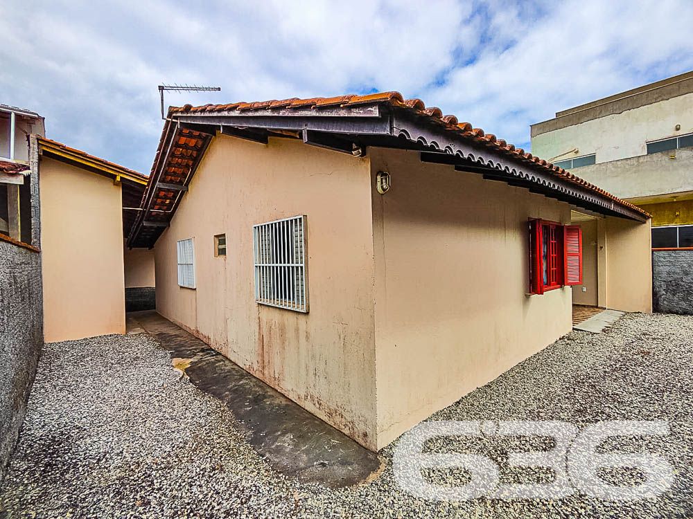 Descubra o conforto e a conveniência de viver no coração de Balneário Barra do Sul. Esta residência térrea, localizada na região central, oferece uma combinação perfeita de espaço, funcionalidade e localização estratégica. Com 95m² de área construída, o imóvel garante um ambiente ideal para sua família.
Composição do Imóvel:
Quartos: 2 dormitórios acolhedores.
Banheiros: 2, práticos e bem posicionados.
Garagem: Espaço coberto para 4 veículos.
Sala de Estar Espaçosa: Perfeita para relaxar e receber visitas.
Cozinha Conjugada com Copa e Sala: Um moderno layout aberto que maximiza o espaço e a interação.
Área de Festa com Churrasqueira: Ideal para confraternizações e momentos especiais com a família e amigos.
Área de Serviço Separada: Praticidade no dia a dia.
Viver em Balneário Barra do Sul: Conhecida por suas belas paisagens e qualidade de vida, Balneário Barra do Sul é o local ideal para quem busca tranquilidade sem abrir mão da conveniência urbana. Aproveite a proximidade com a natureza e a facilidade de acesso a todos os serviços necessários para o seu dia a dia.
Não perca a oportunidade de conhecer esse imóvel que pode ser o cenário de muitas histórias felizes. Entre em contato conosco hoje mesmo para agendar uma visita e venha descobrir tudo o que essa residência tem a oferecer!
636 NEGÓCIOS IMOBILIÁRIOS: A SUA MELHOR ESCOLHA
Com mais de 30 anos de experiência, a 636 Negócios Imobiliários é sua parceira ideal para encontrar o imóvel perfeito. Estamos prontos para ajudá-lo a fazer deste imóvel o seu novo lar.
Telefone: (47) 3451-0636
WhatsApp: (47) 99190-0636
Não perca esta oportunidade única. Visite nosso site para mais informações: i636.com.br