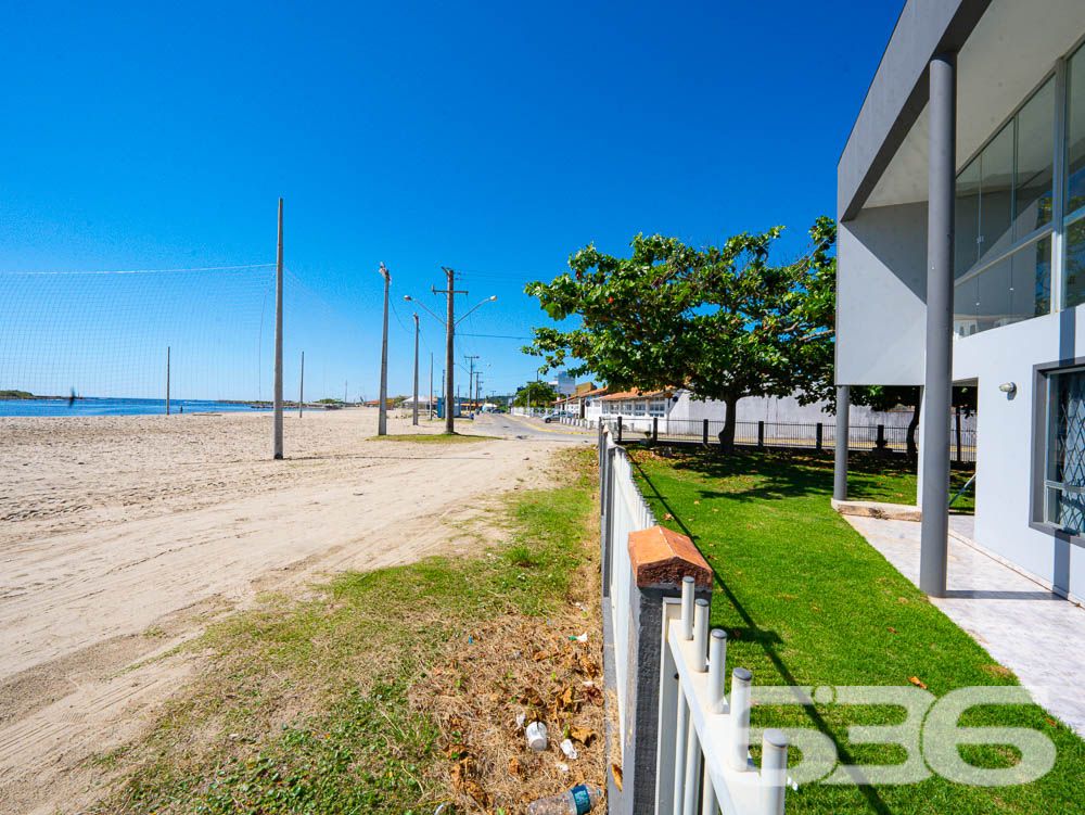 IMÓVEL DE FRENTE PARA A LAGOA EM BALNEÁRIO BARRA DO SUL
Apresentamos uma casa deslumbrante de frente para a Lagoa no centro de Balneário Barra do Sul. Localizada na principal rua da cidade, este incrível imóvel oferece uma vista privilegiada e um amplo pátio, proporcionando espaço e liberdade.
Destaque para o terceiro piso, que oferece uma vista espetacular da Lagoa e até mesmo da praia, permitindo apreciar um pedaço da ilha. Imagine desfrutar dessa vista deslumbrante todos os dias!
Com uma área total de 485m² e 230m² de área construída, esta casa conta com 2 suítes, 4 dormitórios, copa e cozinha conjugada, sala de estar e sala de jantar, despensa, home office, sacada, 3 banheiros, jardim, área de serviço, 2 churrasqueiras e área de festas. Além disso, possui uma garagem coberta para 2 carros.
Os acabamentos impecáveis desta casa proporcionam elegância e sofisticação em cada espaço. Os detalhes em cada cômodo são impressionantes e tornam o imóvel ainda mais encantador.
Além disso, o imóvel possui um jardim bem cuidado e uma área de serviço completa, oferecendo tudo o que você precisa para viver com conforto e qualidade de vida. A casa é totalmente murada e conta com grades, garantindo a segurança que você e sua família merecem.
Não perca essa oportunidade única de adquirir uma propriedade excepcional em uma localização privilegiada. Entre em contato conosco agora mesmo para obter mais informações.
Telefone: (47) 3448-3636
WhatsApp: (47) 99190-0636
Imobiliária 636